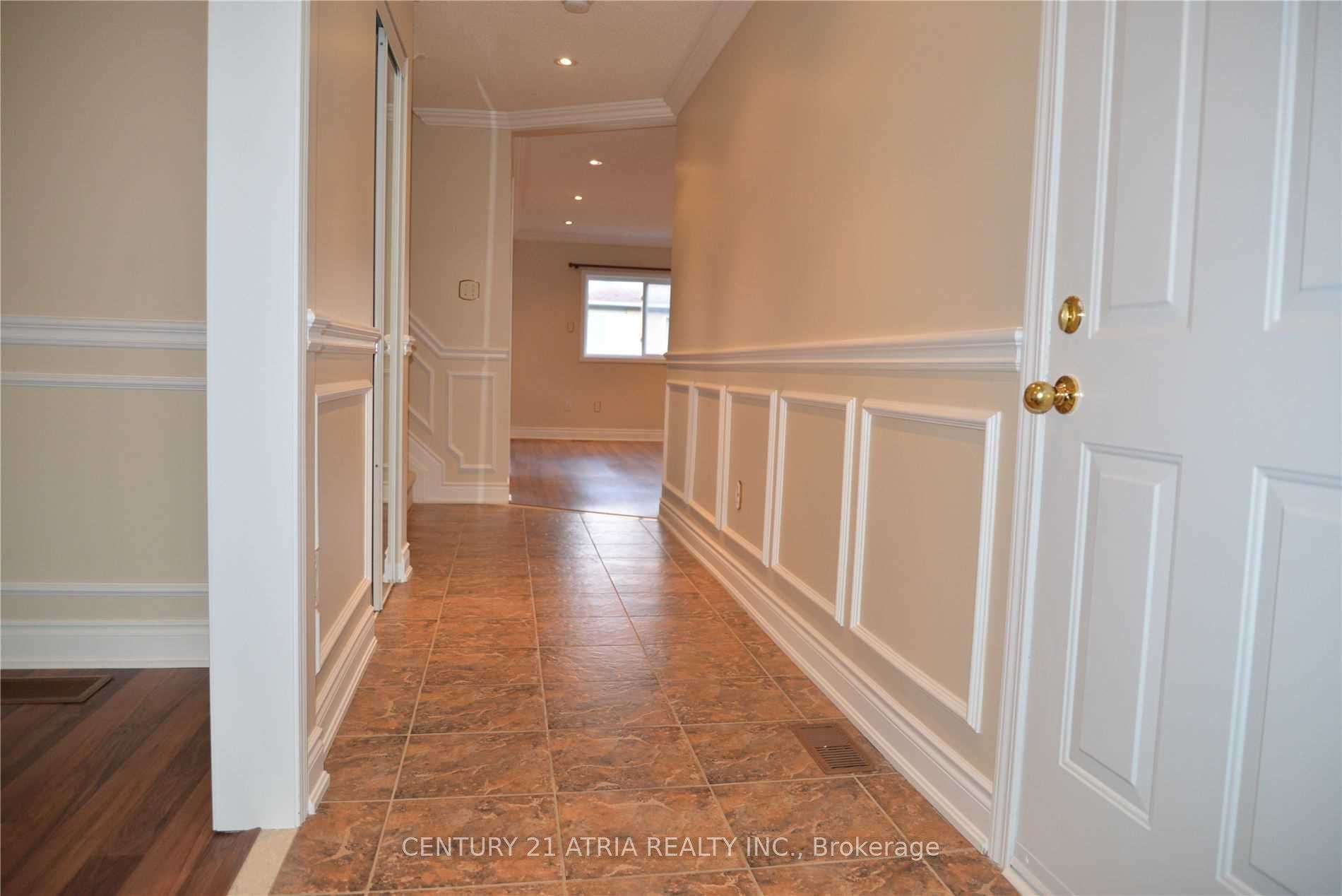 82 Red River Crescent, Newmarket, ON L3X 2R5 photo 3