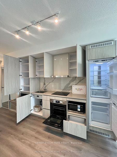 28 Interchange Way 1707, Vaughan, ON L4K 0P8 photo 4
