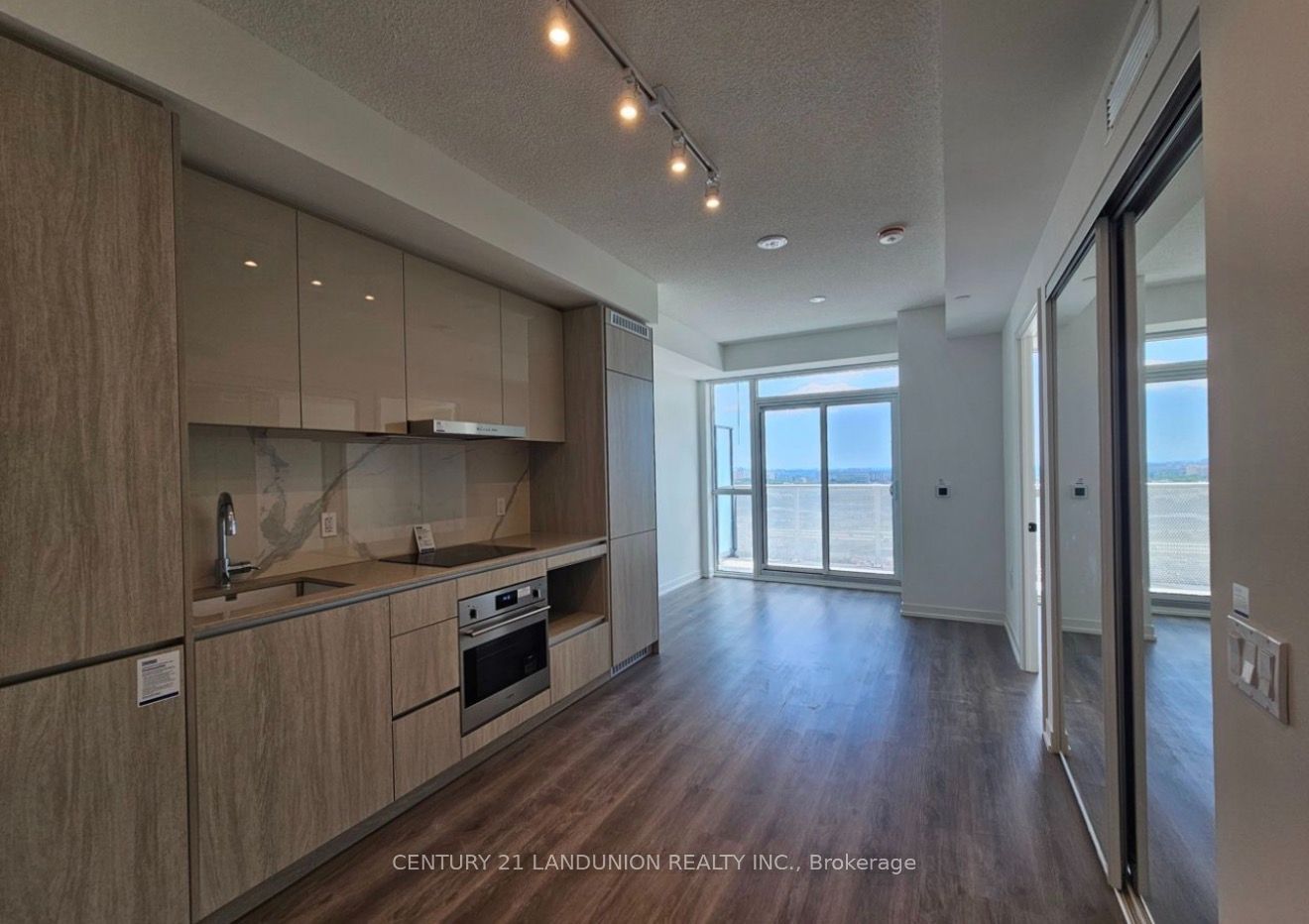 28 Interchange Way 3102, Vaughan, ON L4K 0P8 photo 3