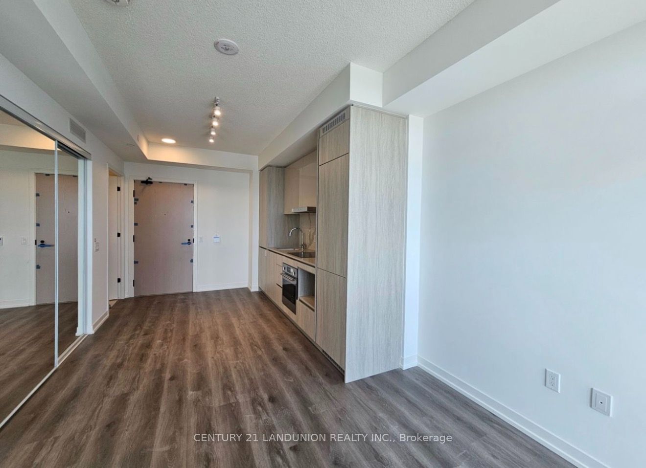 28 Interchange Way 3102, Vaughan, ON L4K 0P8 photo 4