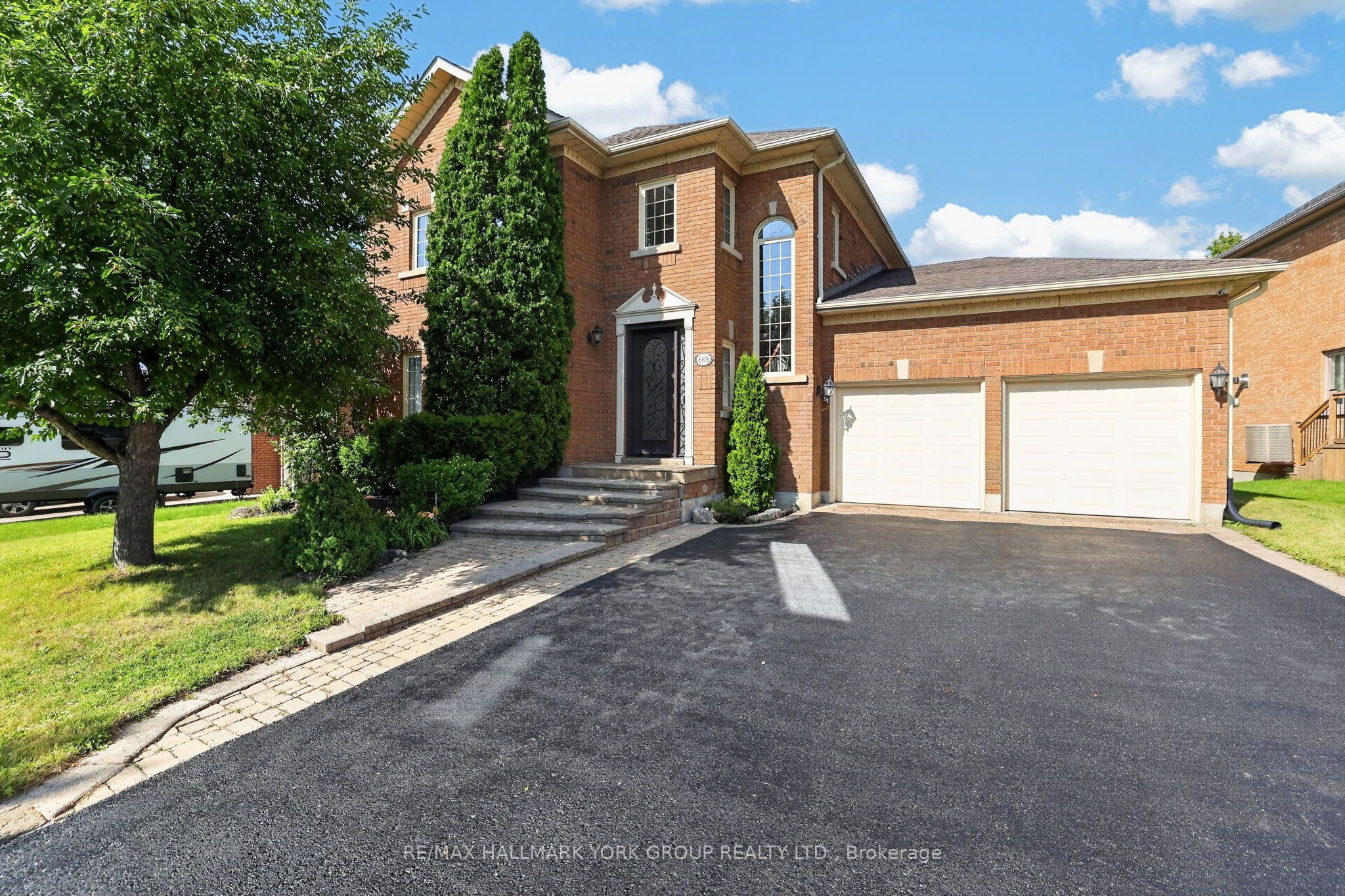 669 Kingsmere Avenue, Newmarket, ON L3X 1L5