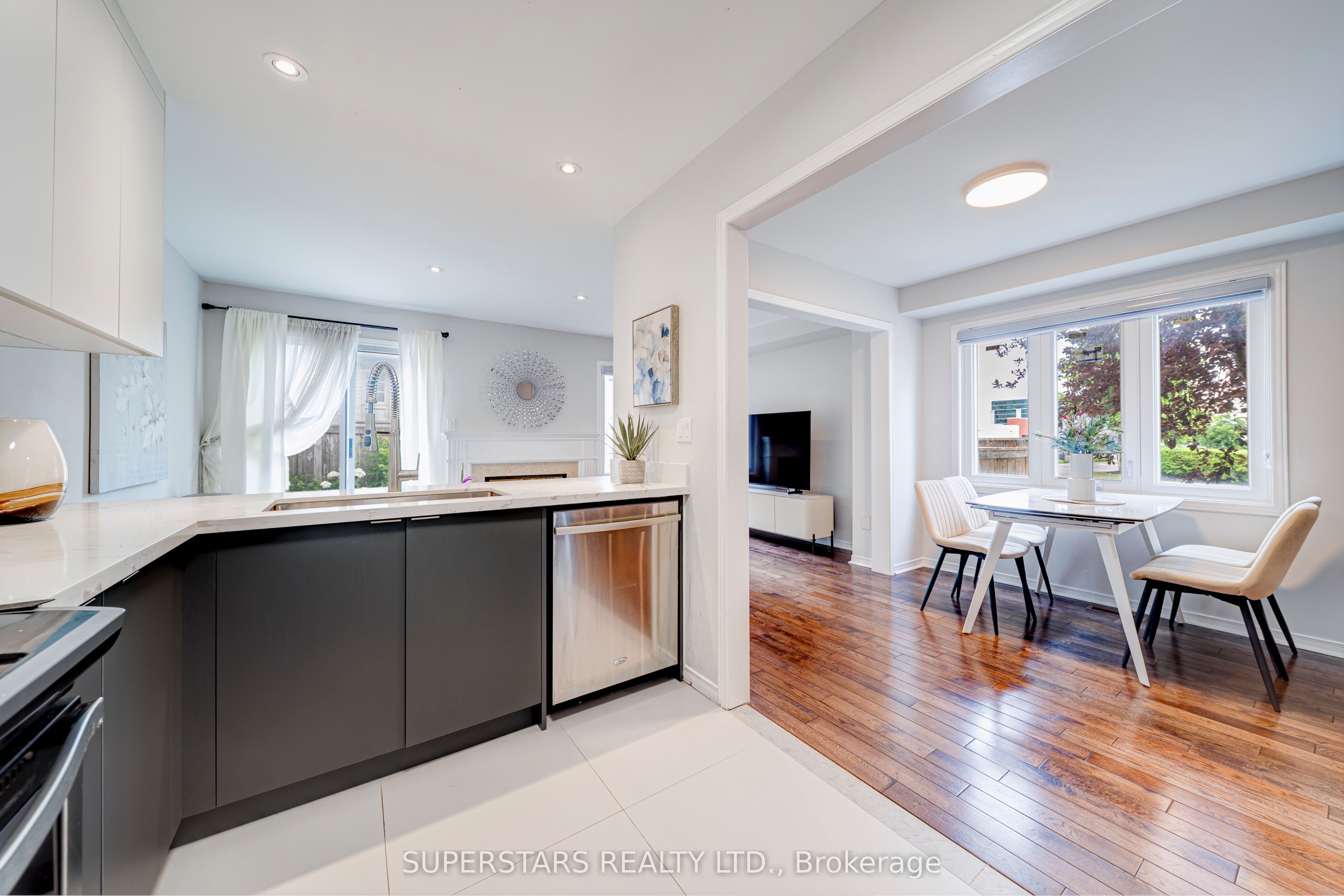 1 Baffin Court, Richmond Hill, ON L4B 4J6 photo 2