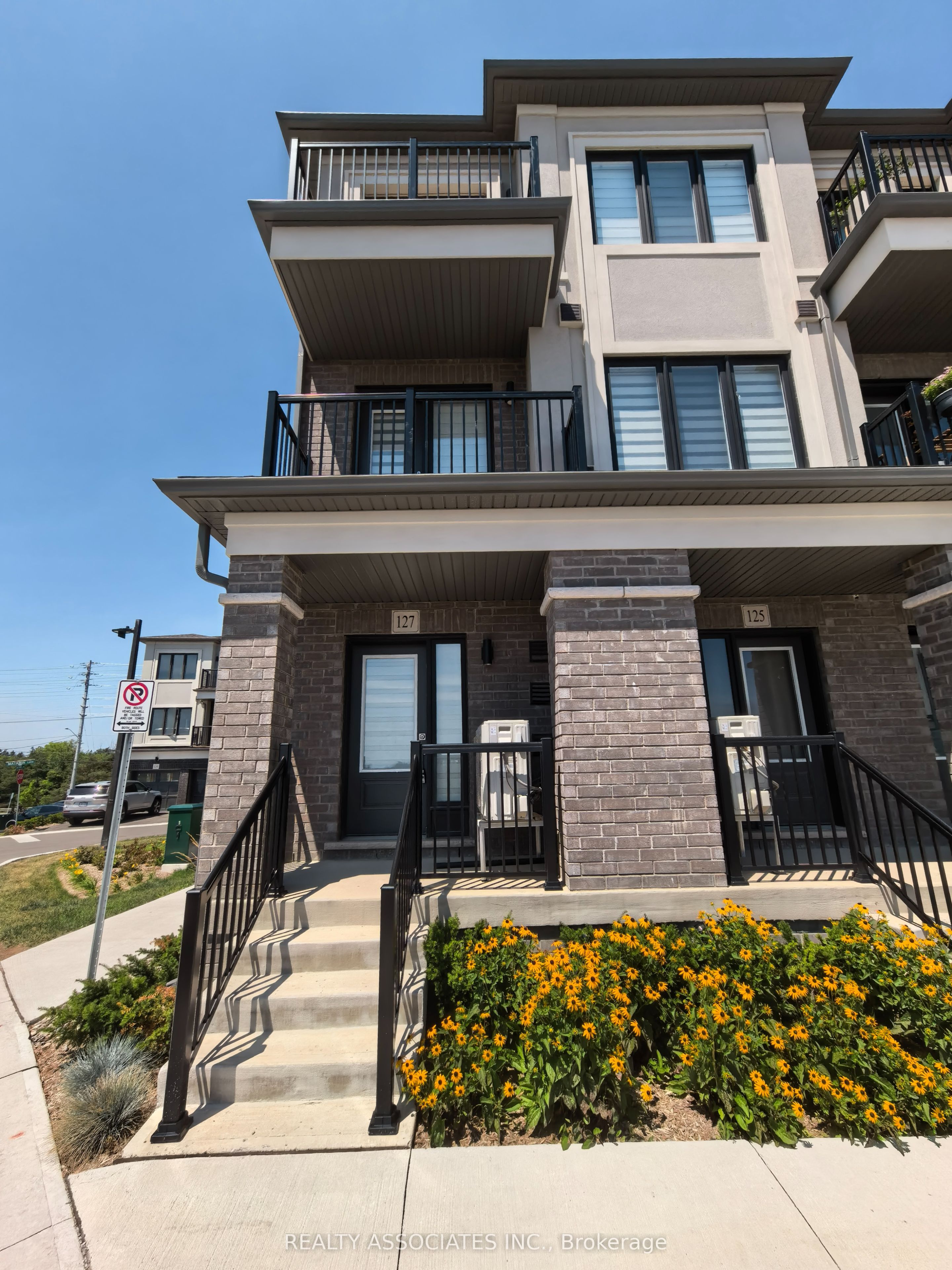 127 Matawin Lane, Richmond Hill, ON L4B 0H7 photo 2