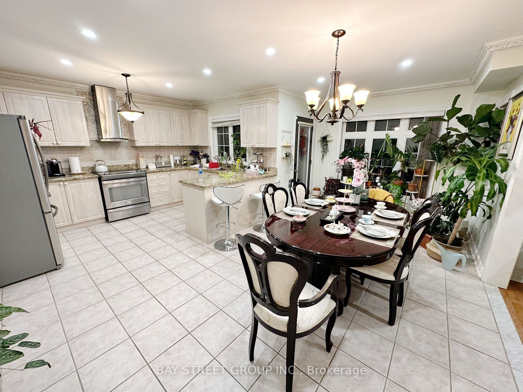 384 Spruce Grove Crescent, Newmarket, ON L3X 2X3 photo 3