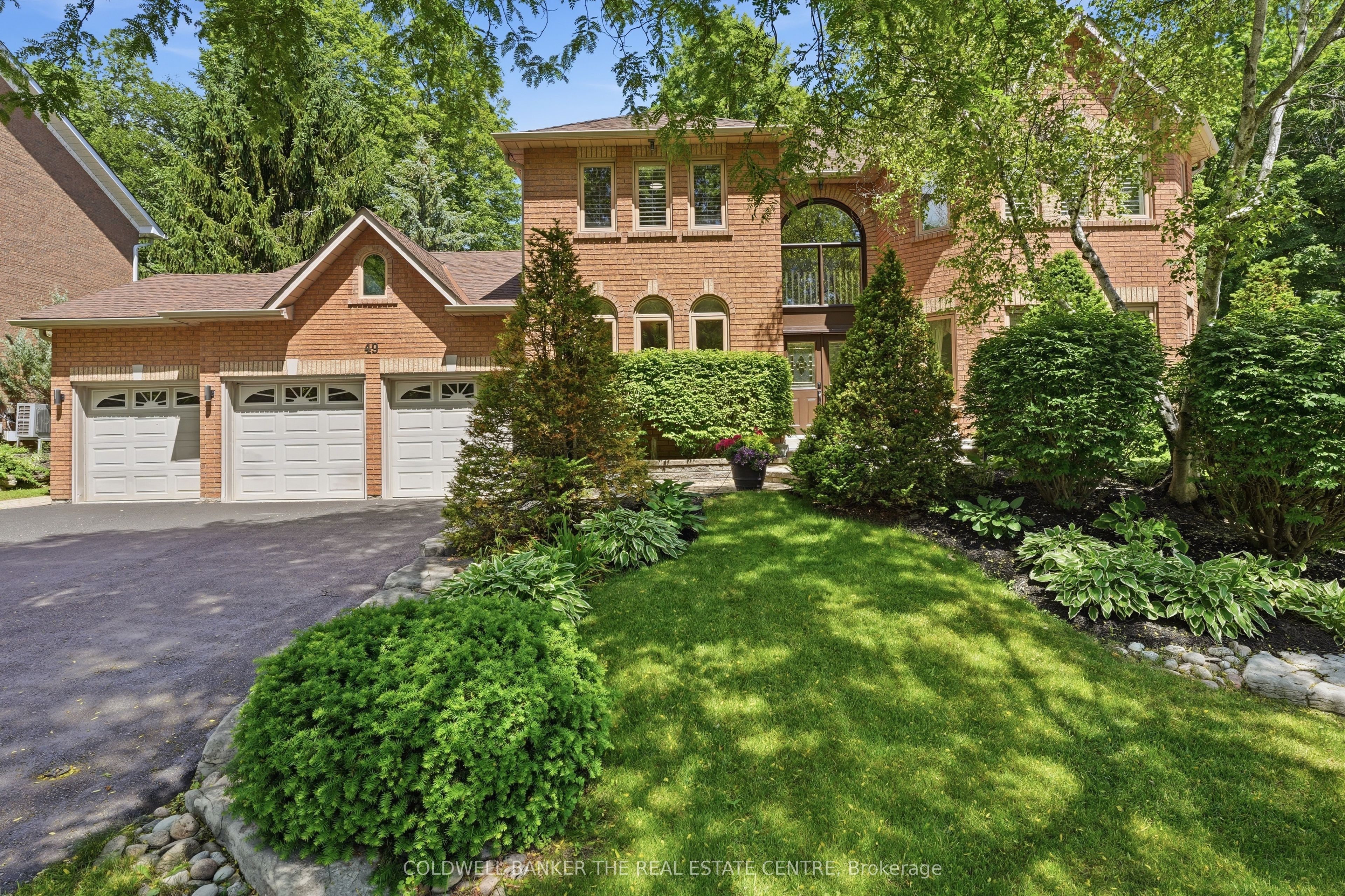 49 Falling Leaf Court, Aurora, ON L4G 6K6 photo 2