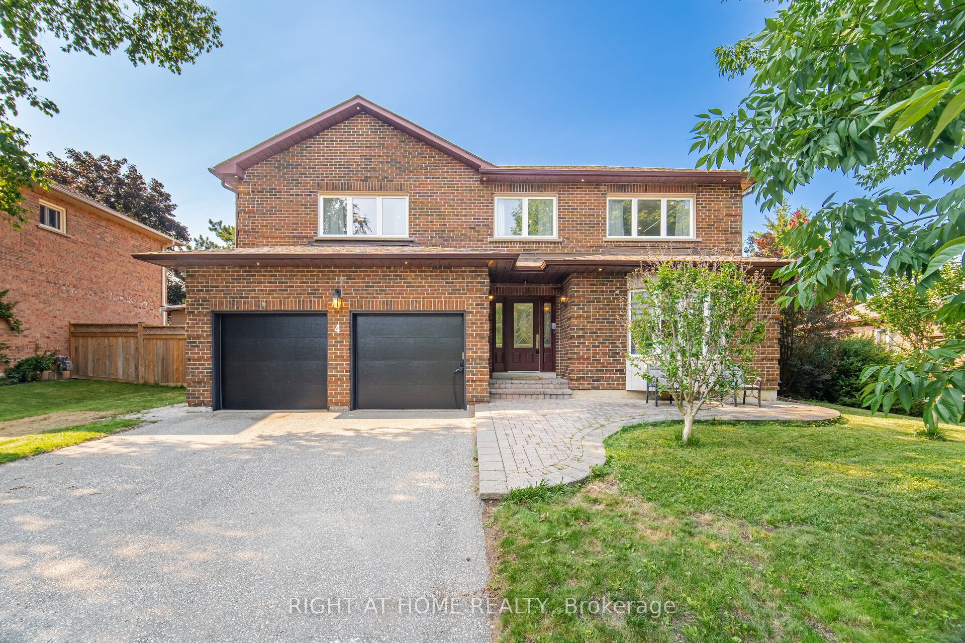 4 Simmons Crescent, Aurora, ON L4G 6B4