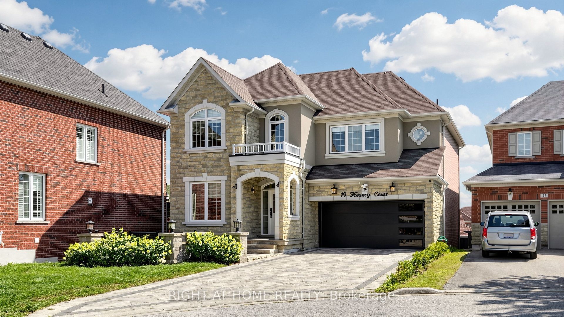 19 Heaney Court, Aurora, ON L4G 0J7