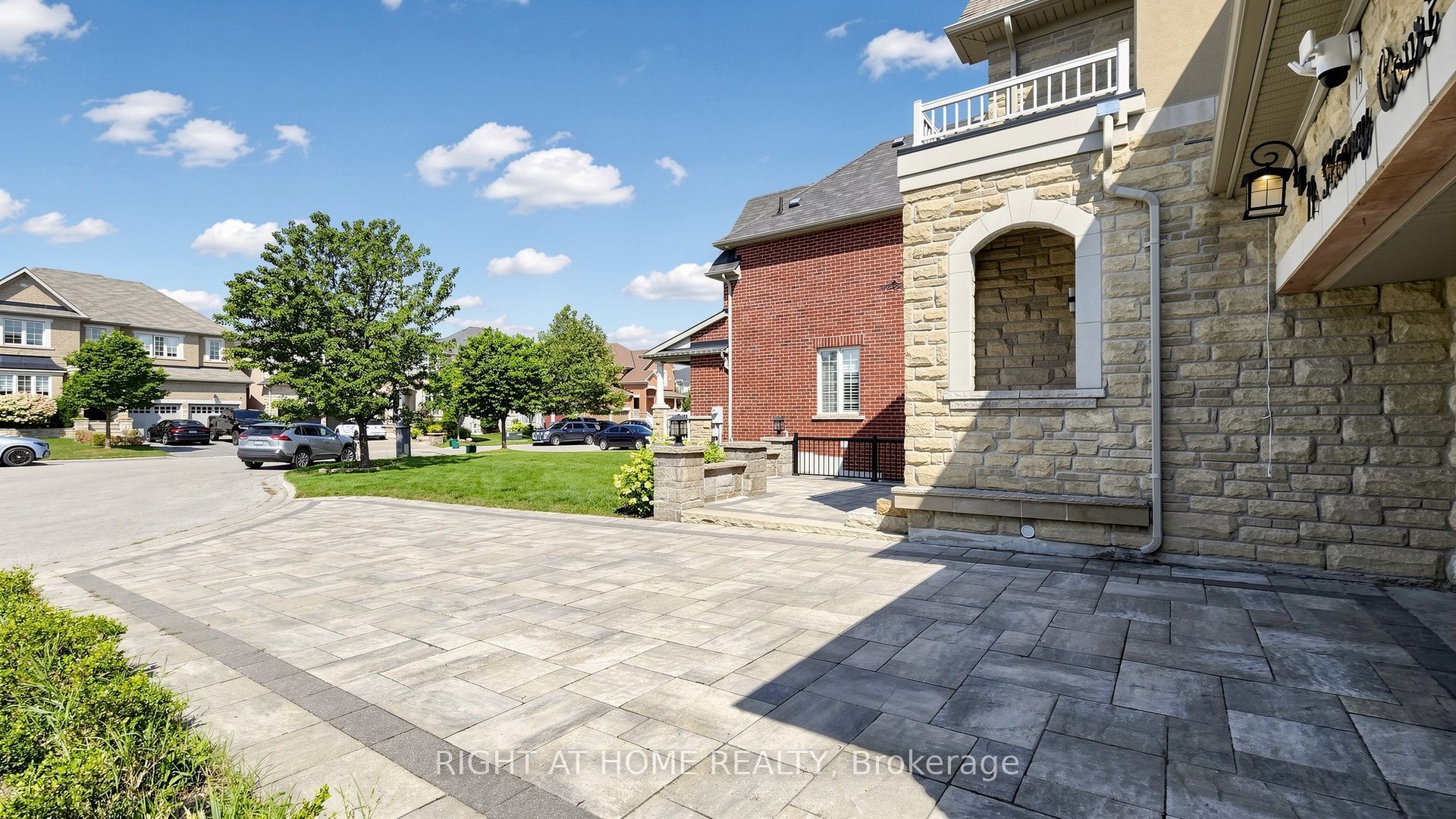 19 Heaney Court, Aurora, ON L4G 0J7 photo 2