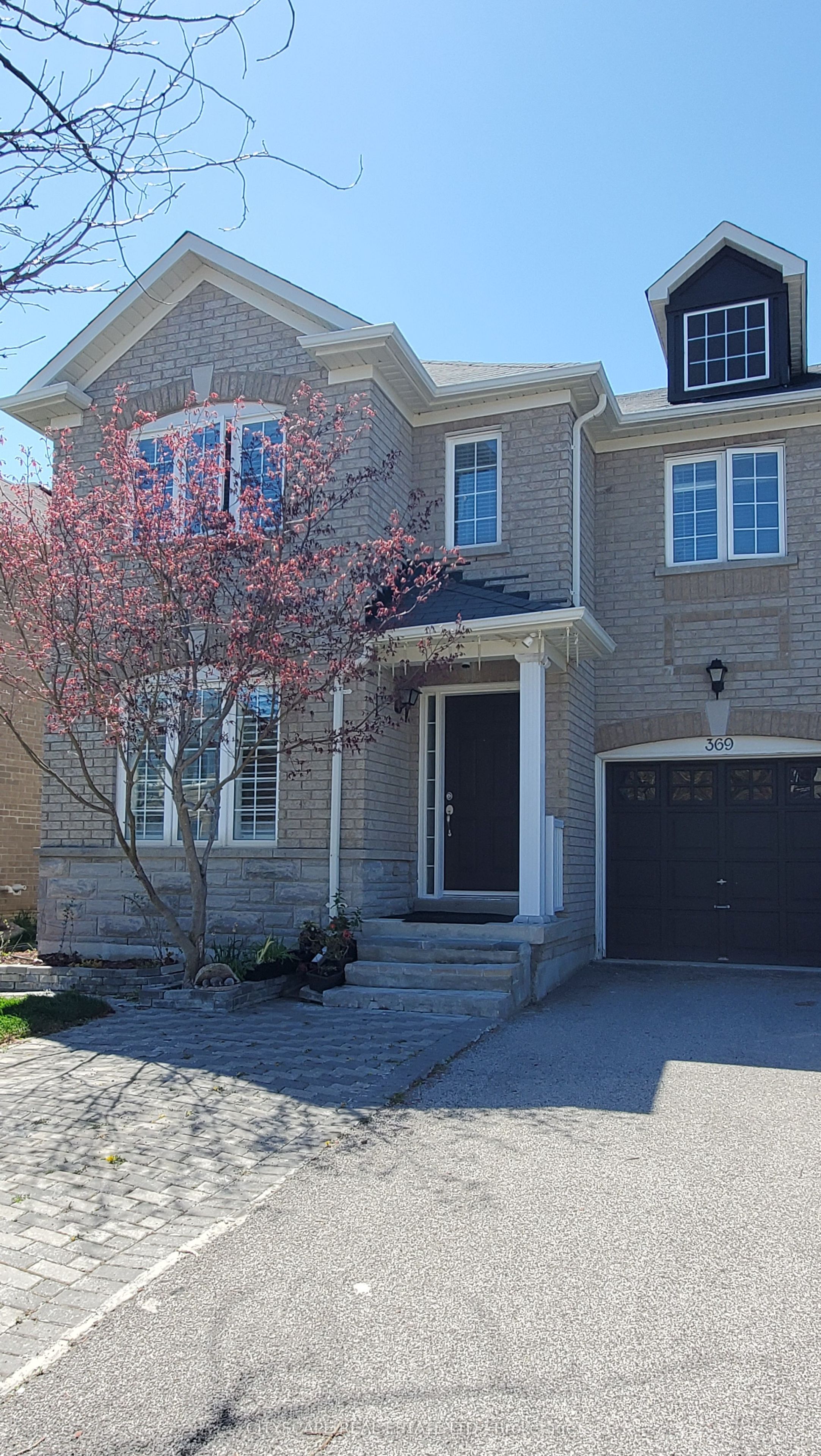 369 Kwapis Boulevard, Newmarket, ON L3X 3H1 photo 2