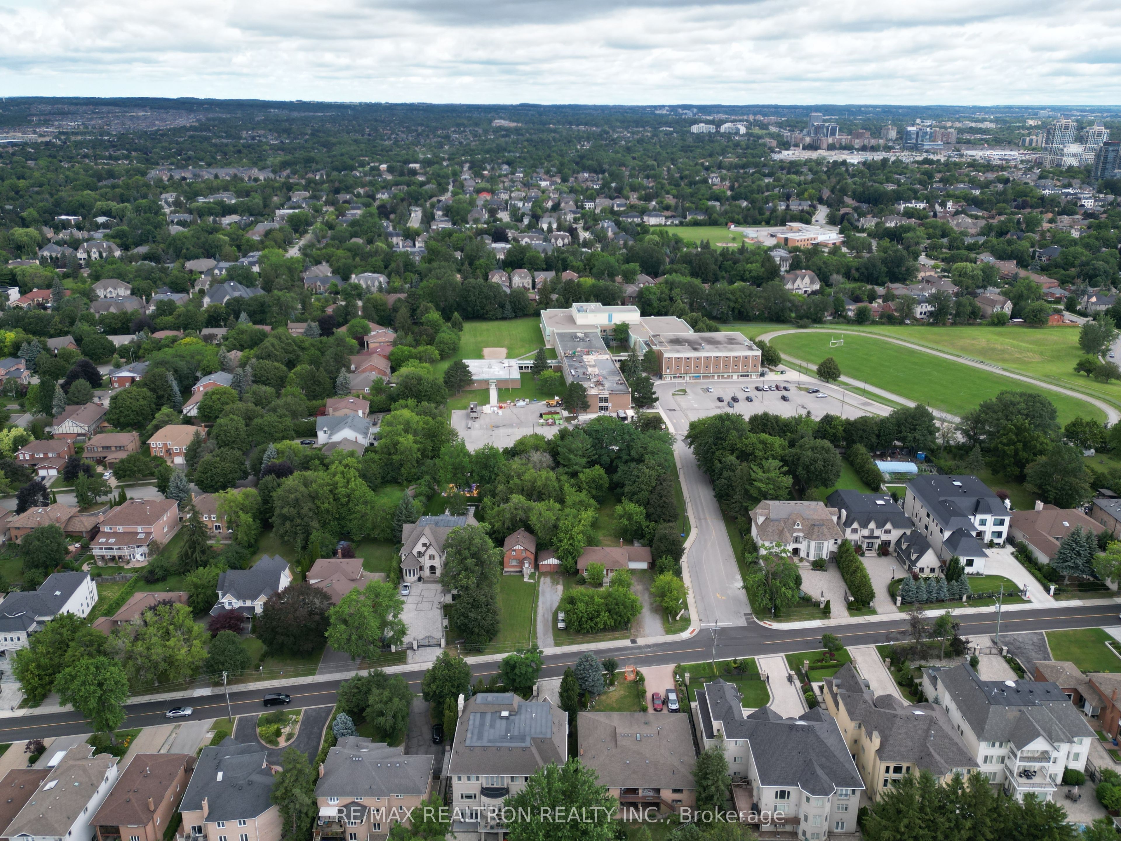 108 Garden Avenue, Richmond Hill, ON L4C 6M1 photo 2