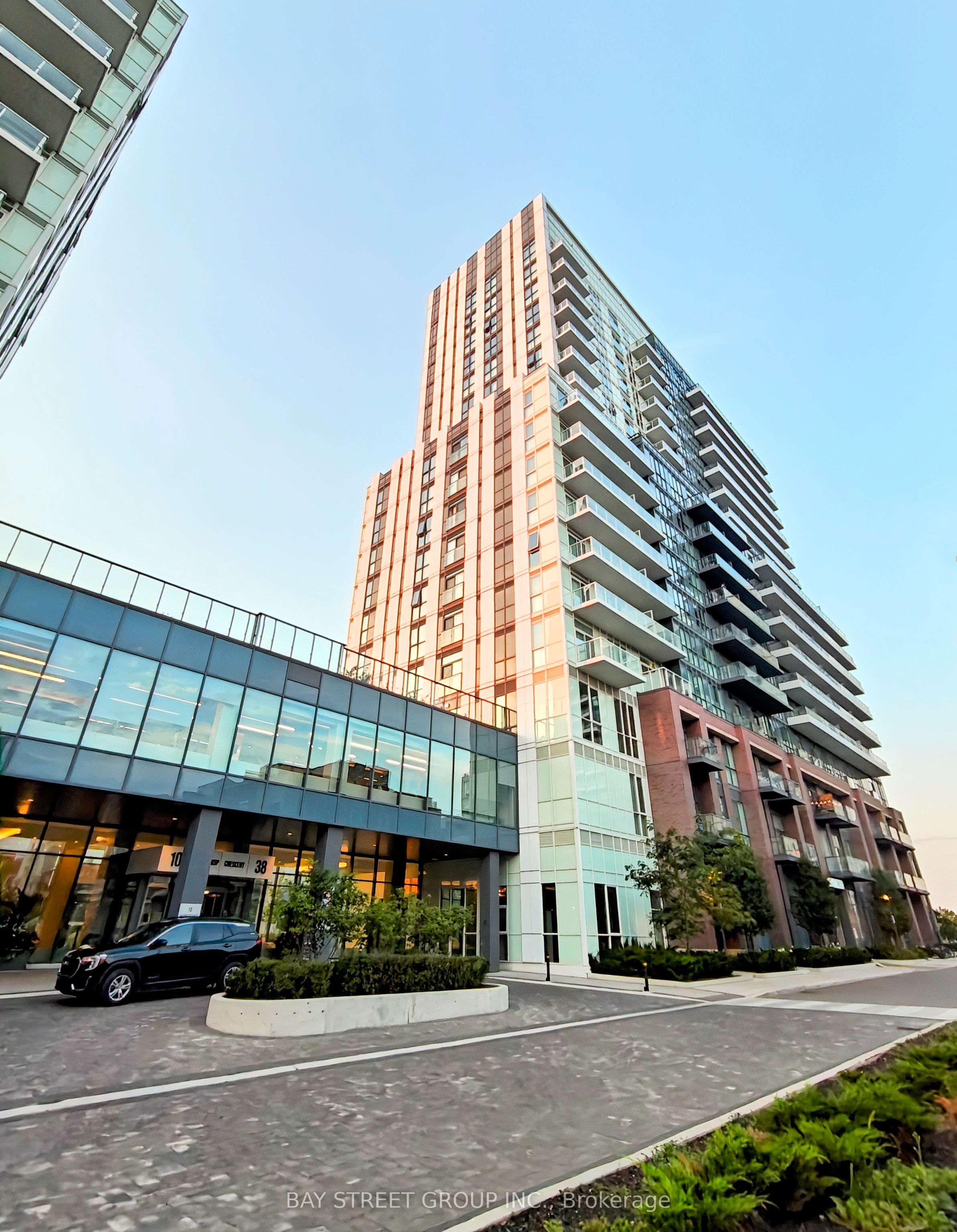 38 Honeycrisp Crescent 1708, Vaughan, ON L4K 0M8