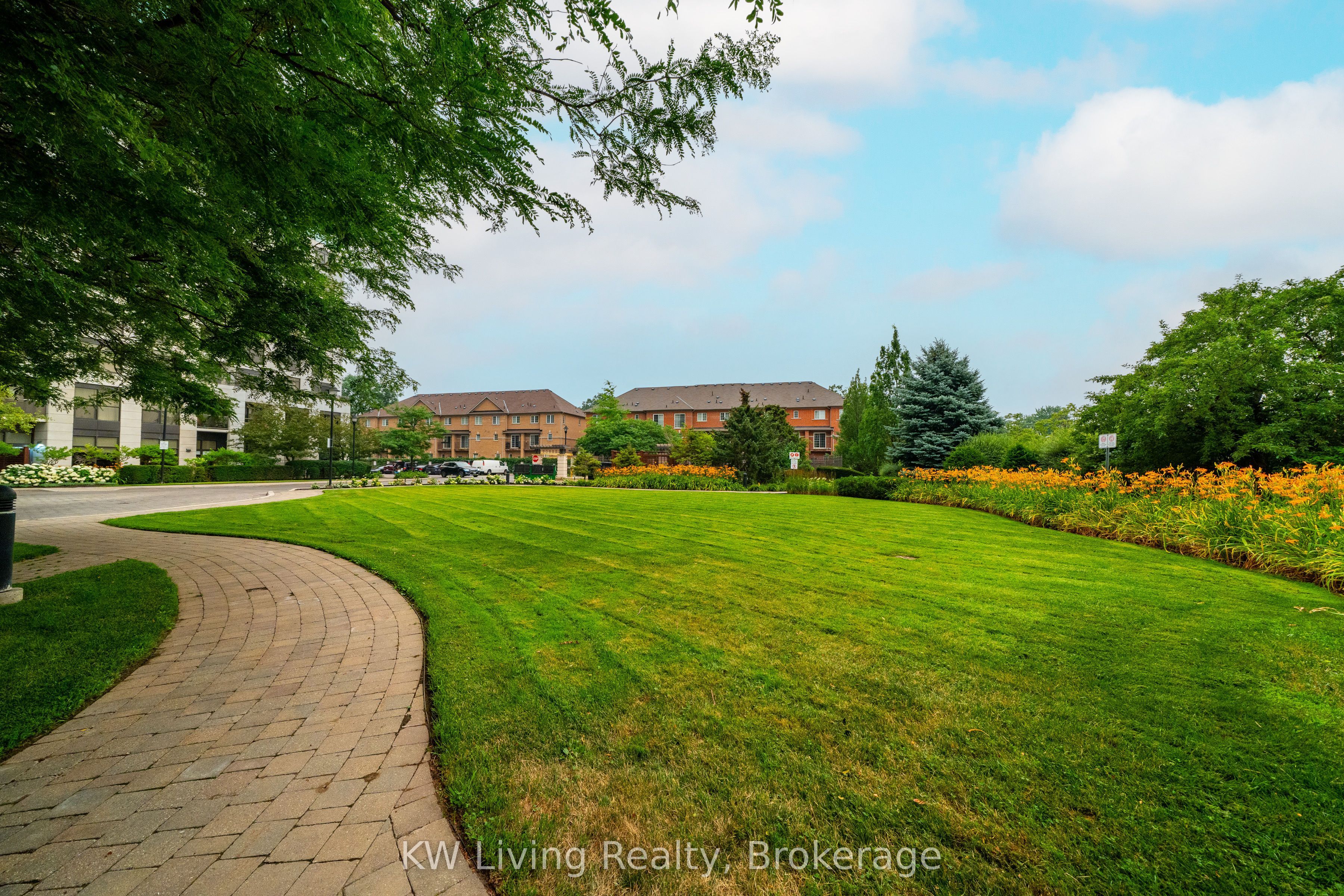 18 HARDING Boulevard 905, Richmond Hill, ON L4C 0T3 photo 2