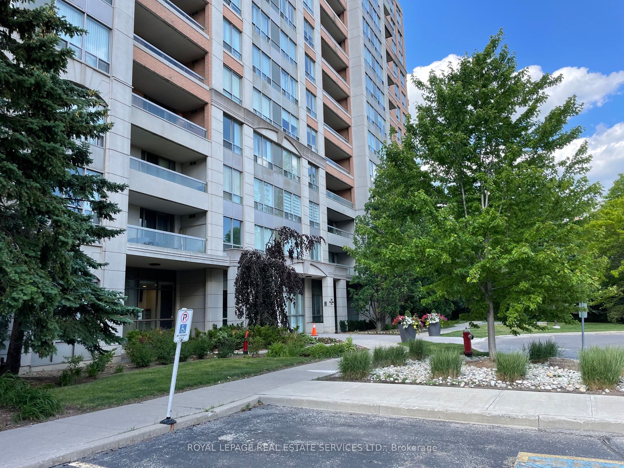 29 Northern Heights Drive 203, Richmond Hill, ON L4B 4L8 photo 2