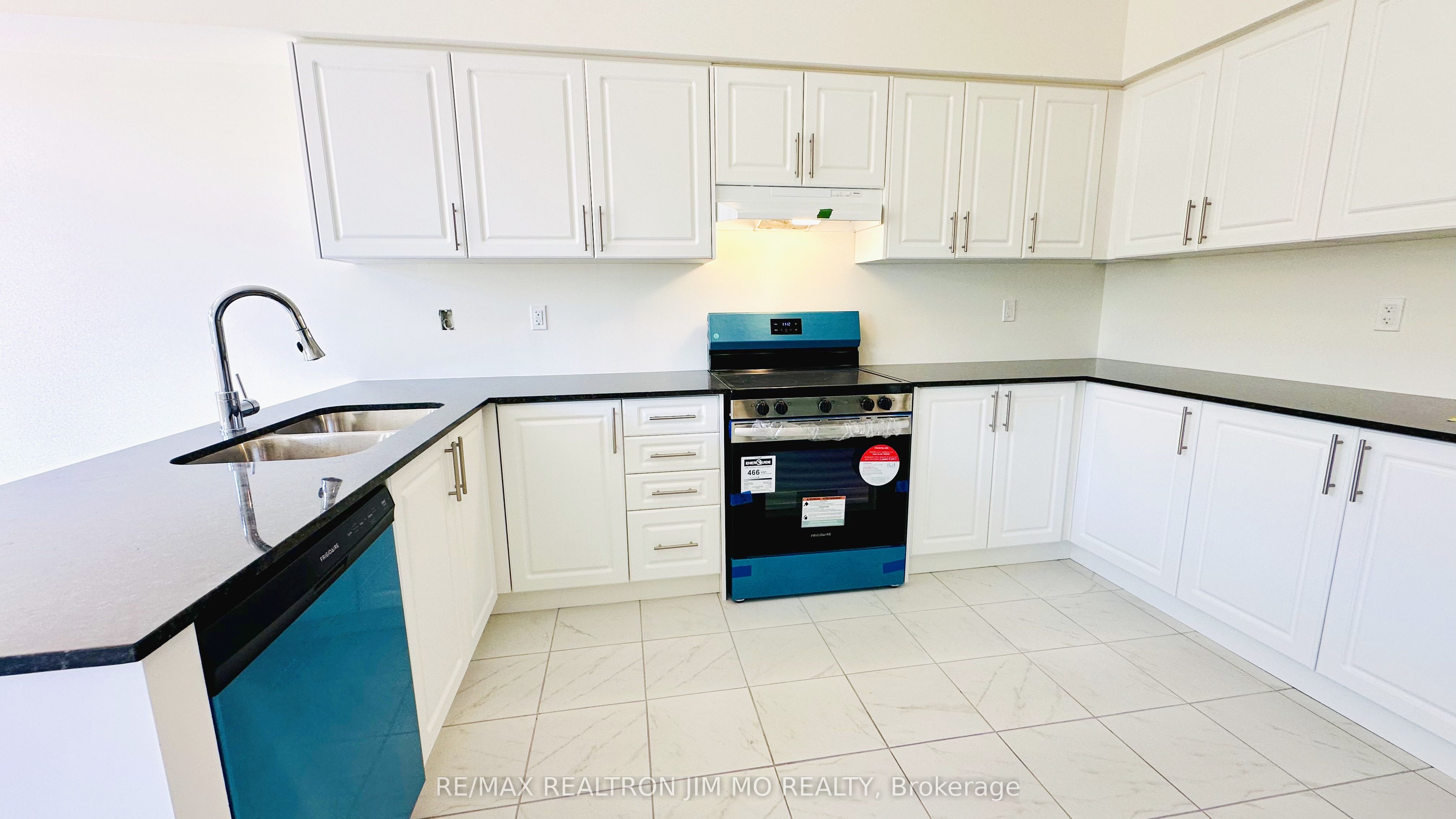 104 Cliff Thompson Court, Georgina, ON L0E 1R0 photo 3