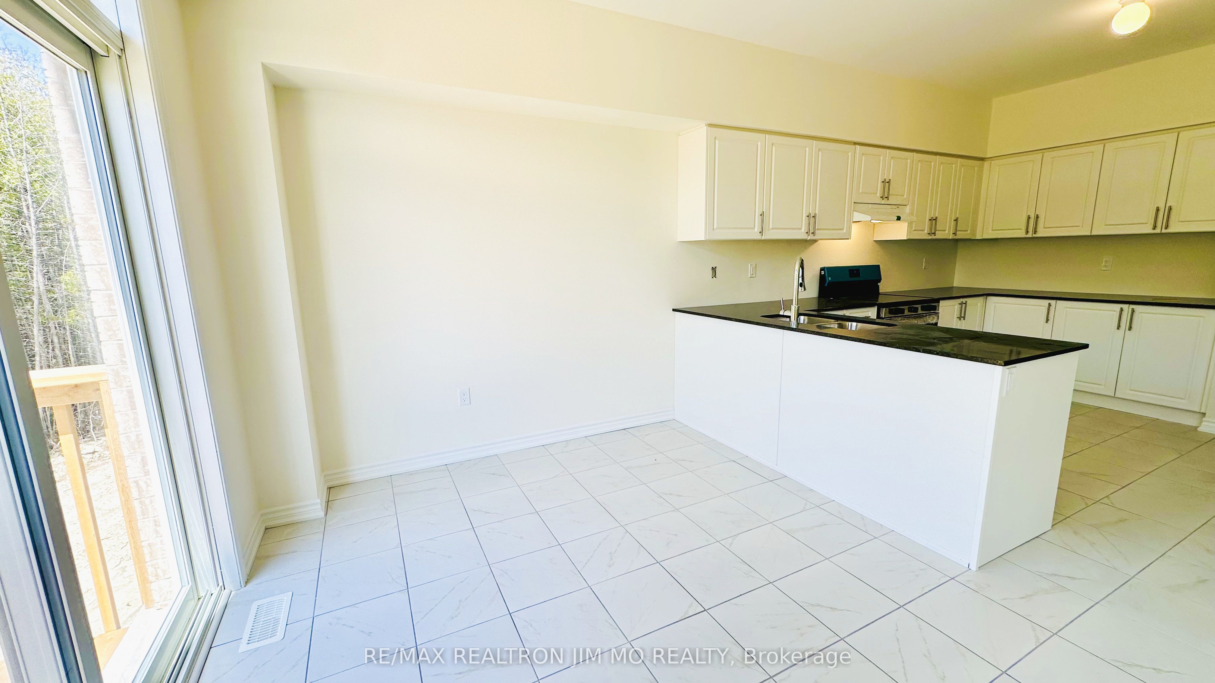 104 Cliff Thompson Court, Georgina, ON L0E 1R0 photo 4