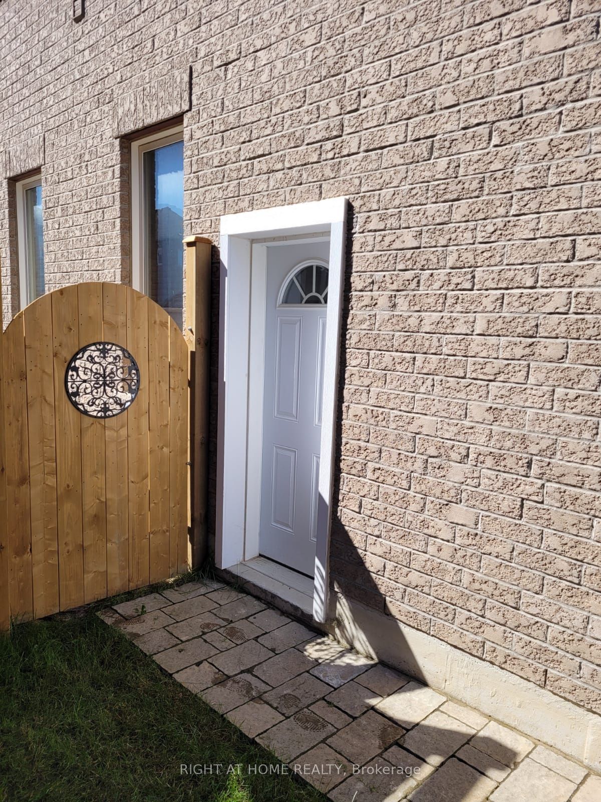 110 Thatcher Crescent, East Gwillimbury, ON L9N 0B9 photo 2