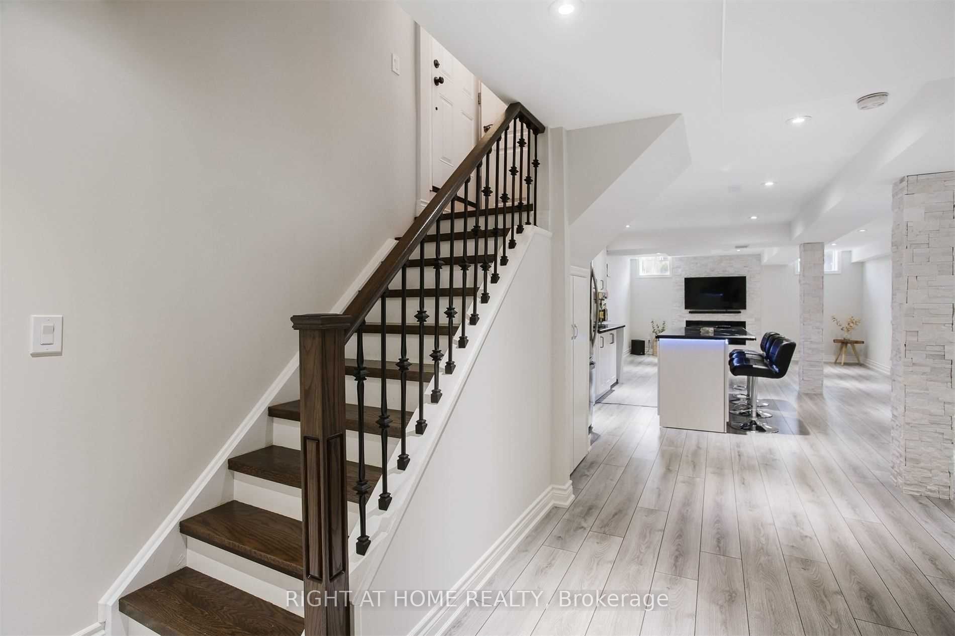 110 Thatcher Crescent, East Gwillimbury, ON L9N 0B9 photo 3