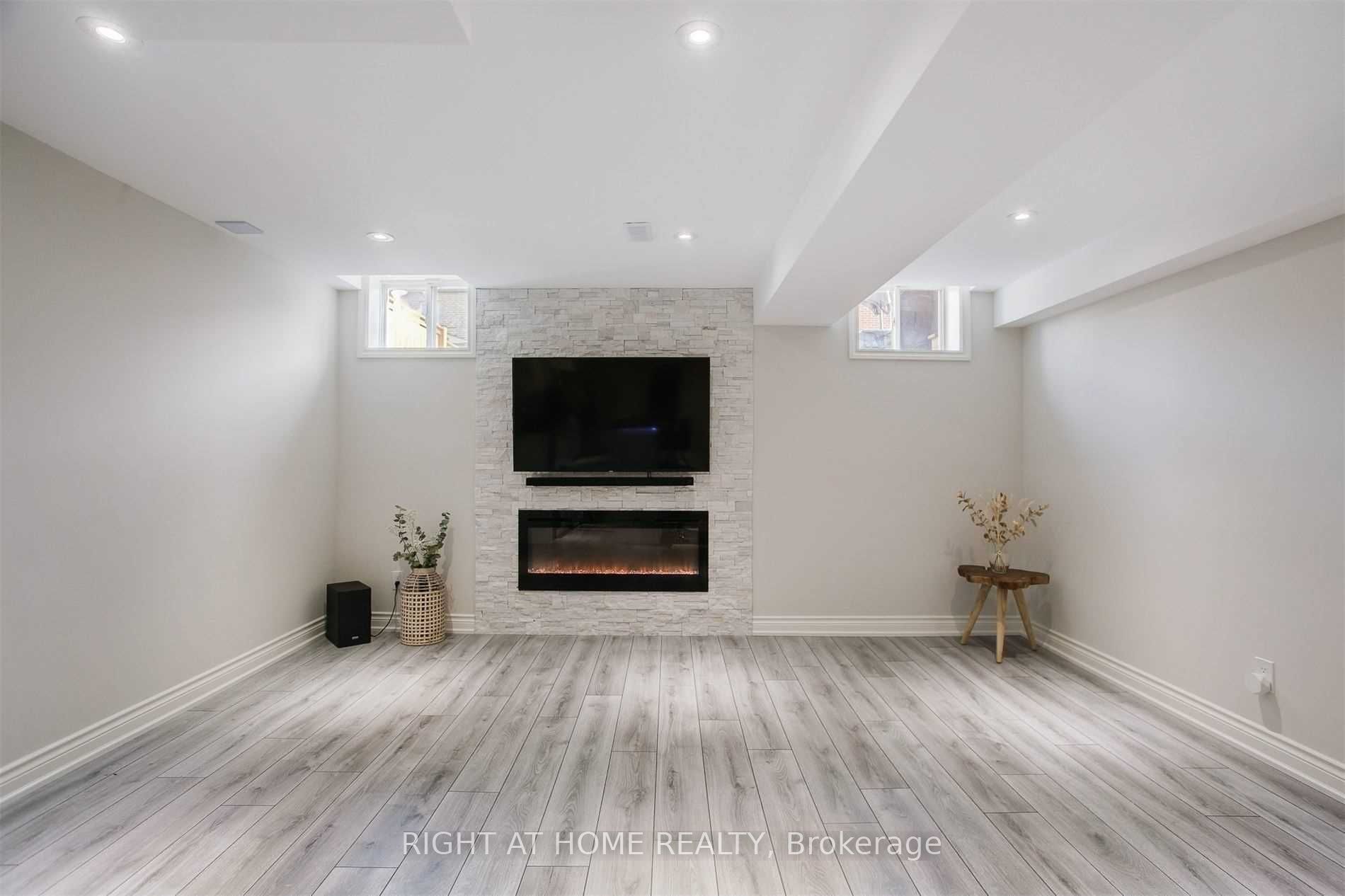 110 Thatcher Crescent, East Gwillimbury, ON L9N 0B9 photo 5