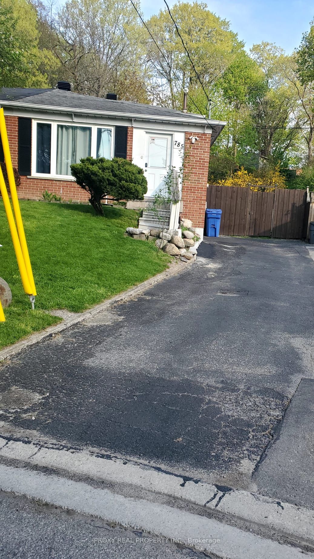 785 Greenfield Crescent, Newmarket, ON L3Y 3B2