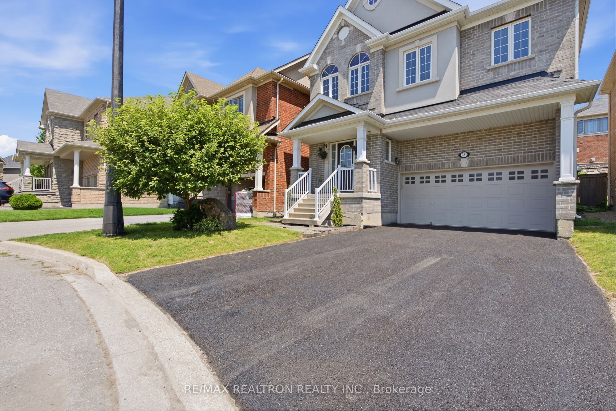 281 Sloss Court, Newmarket, ON L3X 0G1 photo 2