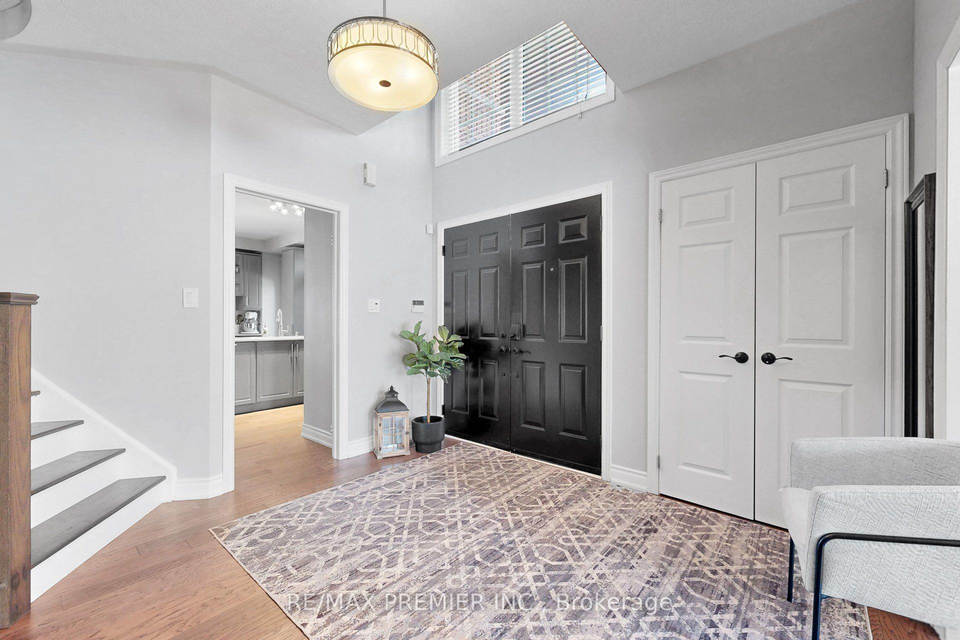 124 Kingsview Drive, Vaughan, ON L4H 3B4 photo 2