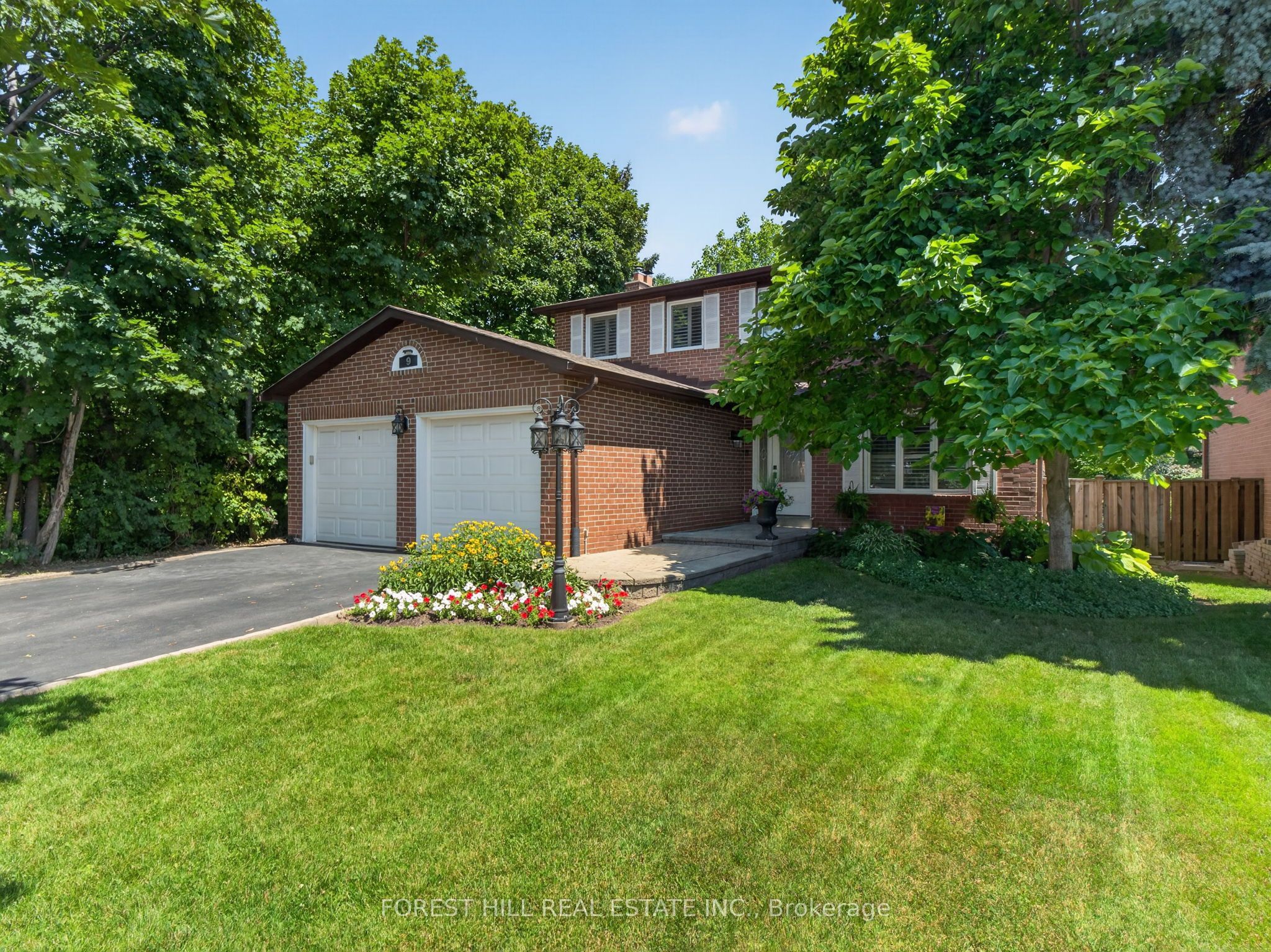 9 Tomlin Crescent, Richmond Hill, ON L4C 7T4 photo 2