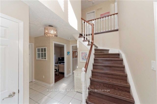 9 Tomlin Crescent, Richmond Hill, ON L4C 7T4 photo 3
