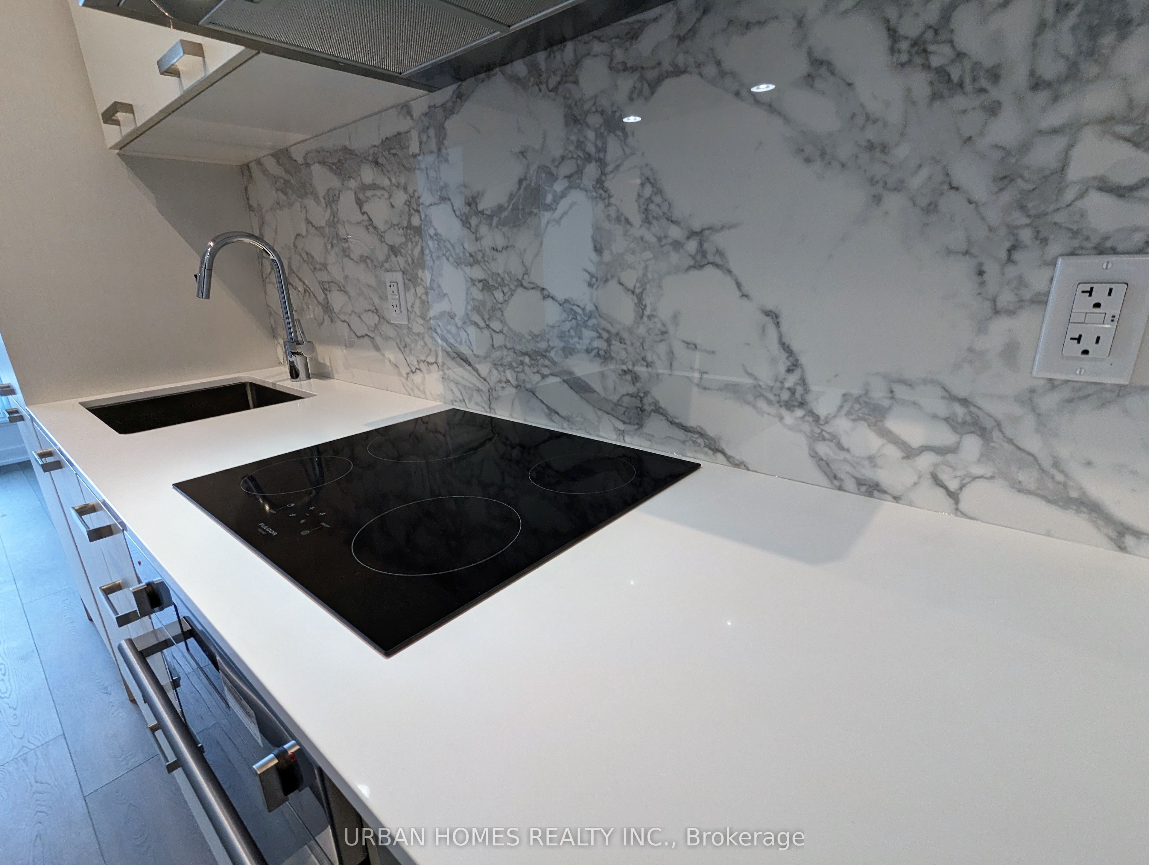 38 Honeycrisp Crescent 1205, Vaughan, ON L4K 0M7 photo 3
