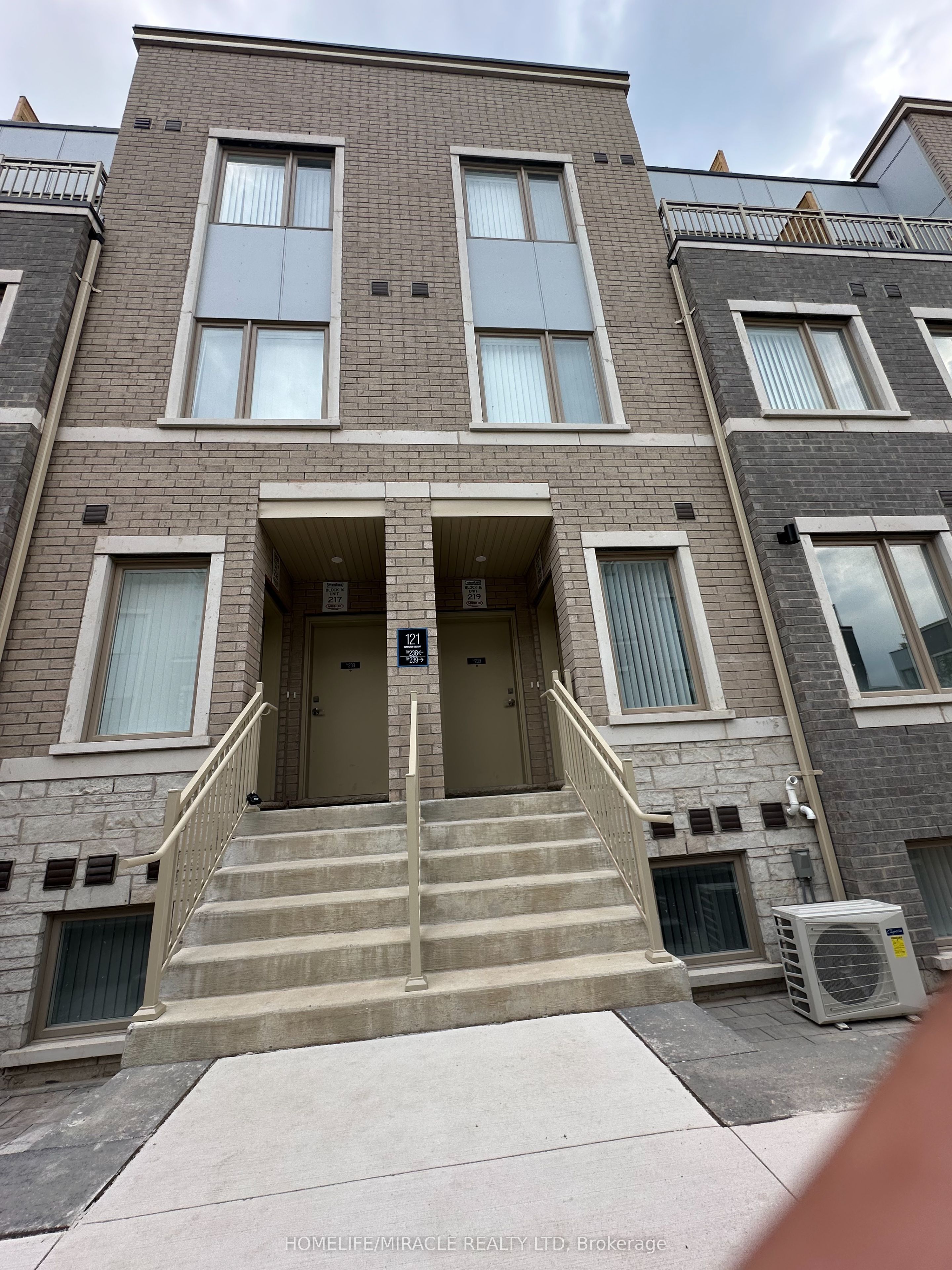 121 Honeycrisp Crescent 240, Vaughan, ON L4K 5Z8