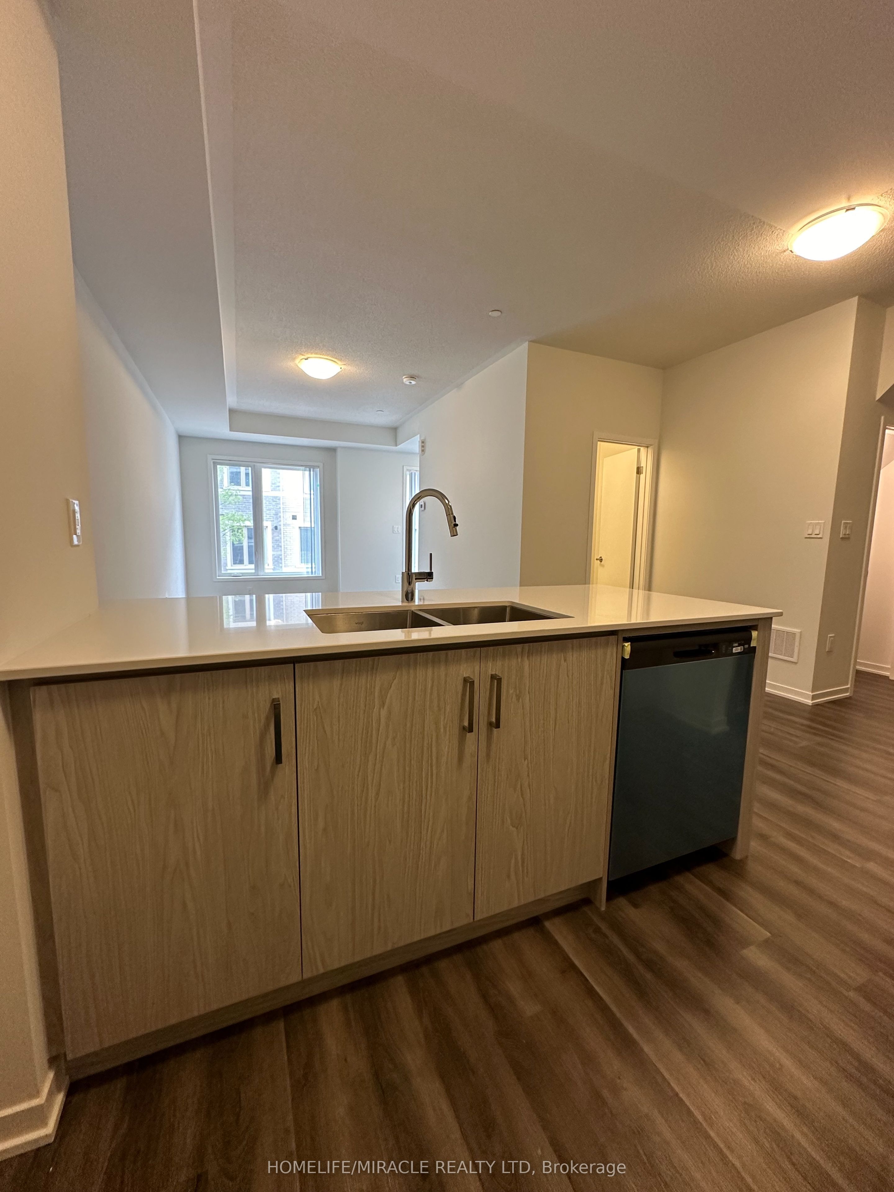121 Honeycrisp Crescent 240, Vaughan, ON L4K 5Z8 photo 2