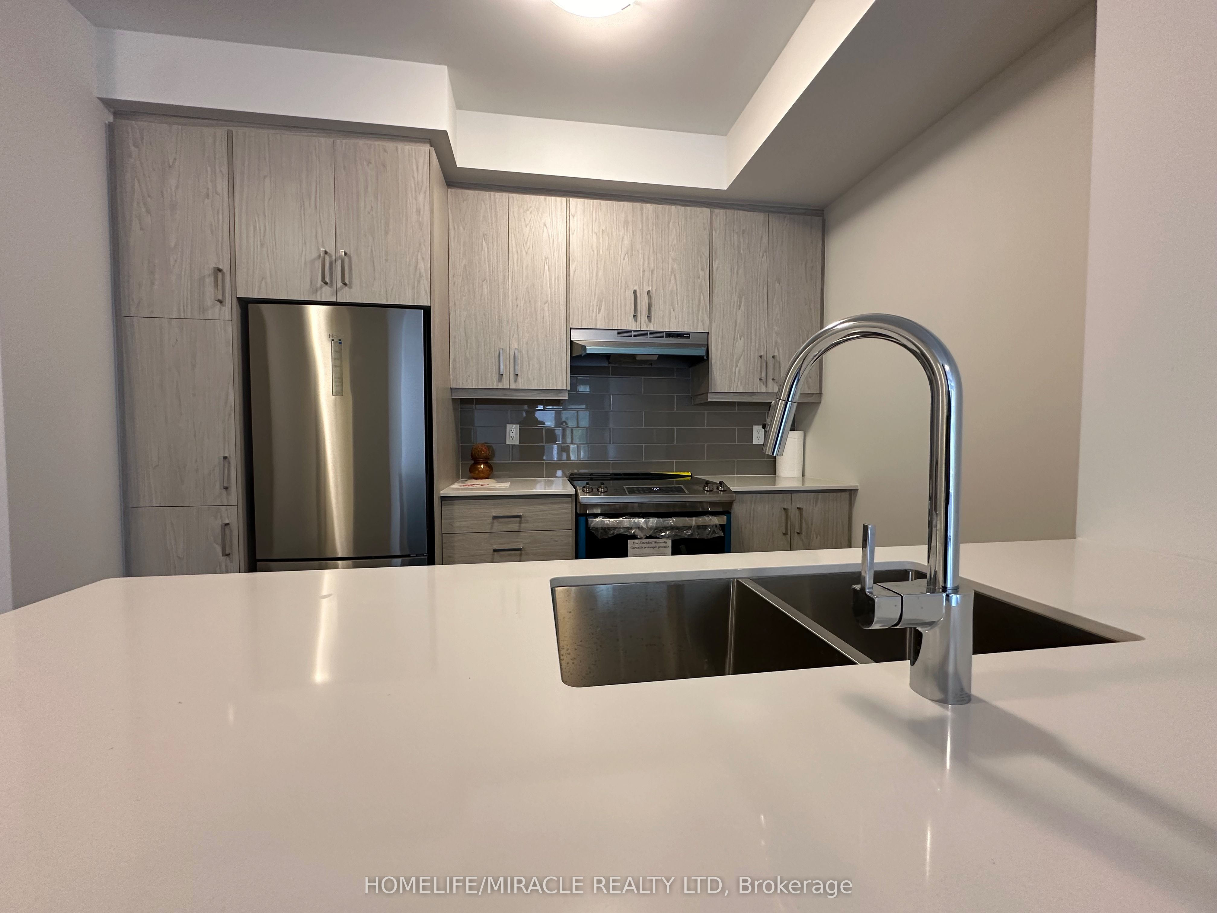 121 Honeycrisp Crescent 240, Vaughan, ON L4K 5Z8 photo 3