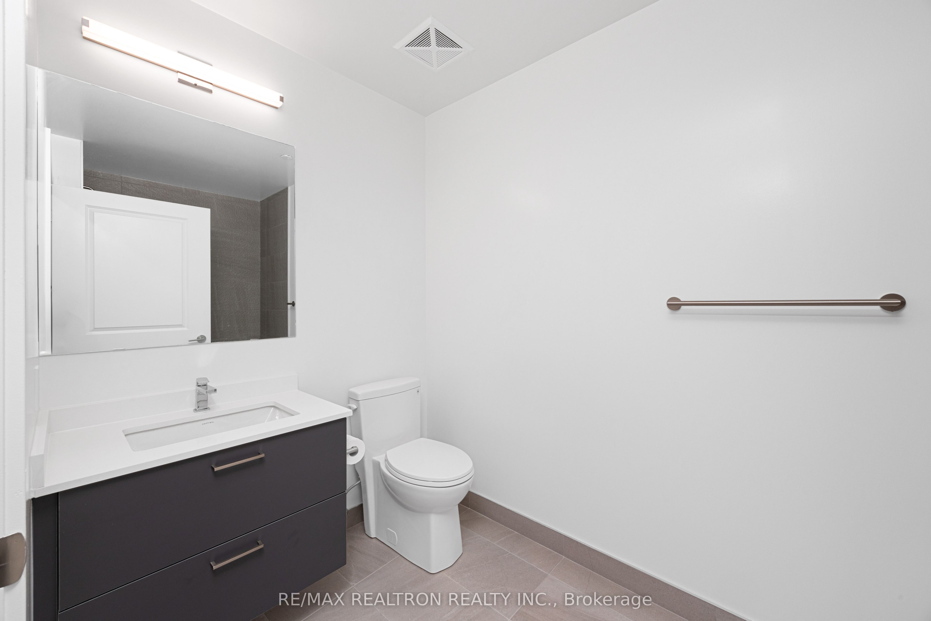 30 Upper Mall Way A-620, Vaughan, ON L4J 0L7 photo 3