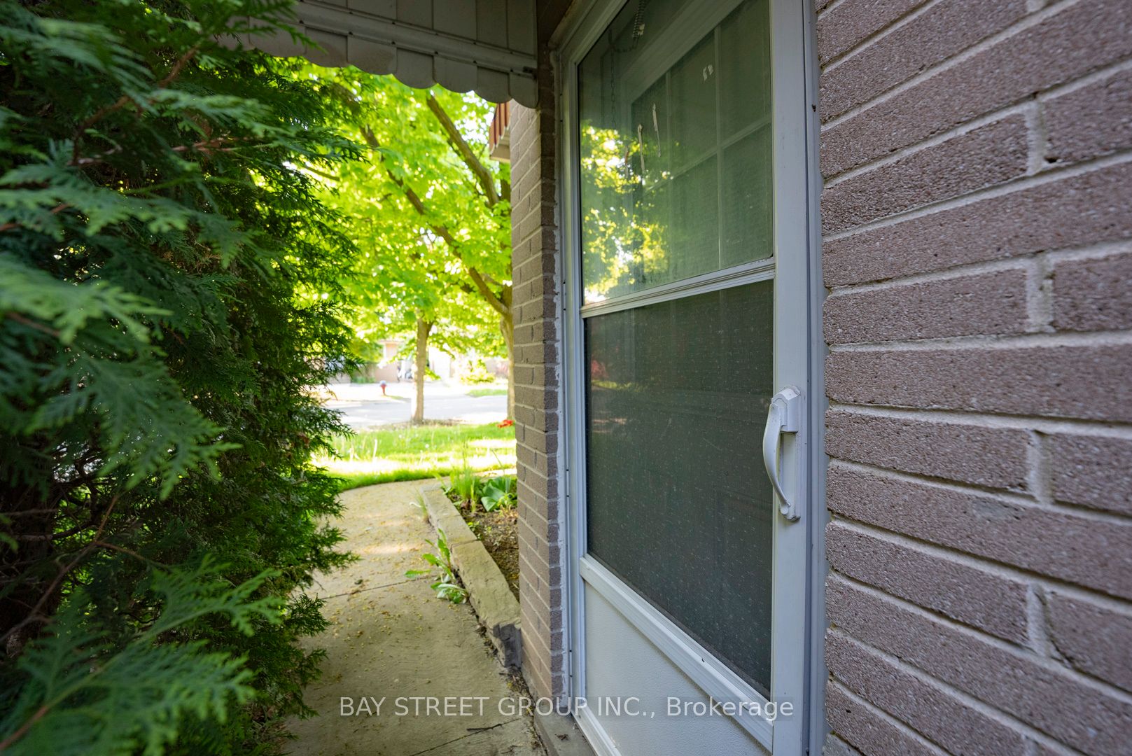 394 Centre Street E Lower, Richmond Hill, ON L4C 1B7 photo 2