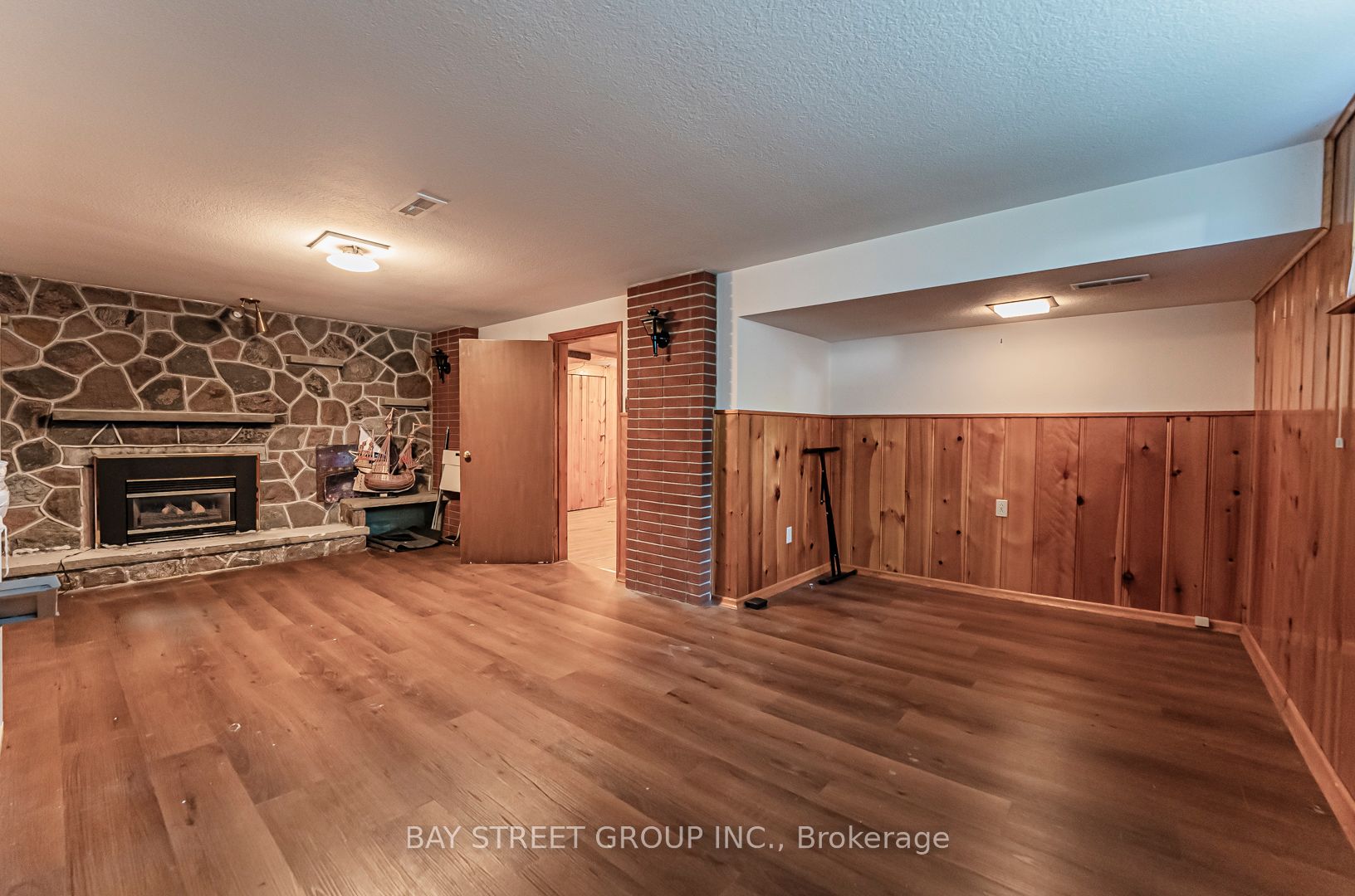 394 Centre Street E Lower, Richmond Hill, ON L4C 1B7 photo 3