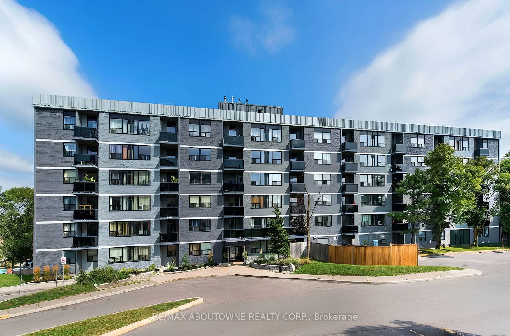 147 Wellington Street W 202, Aurora, ON L4G 2N9