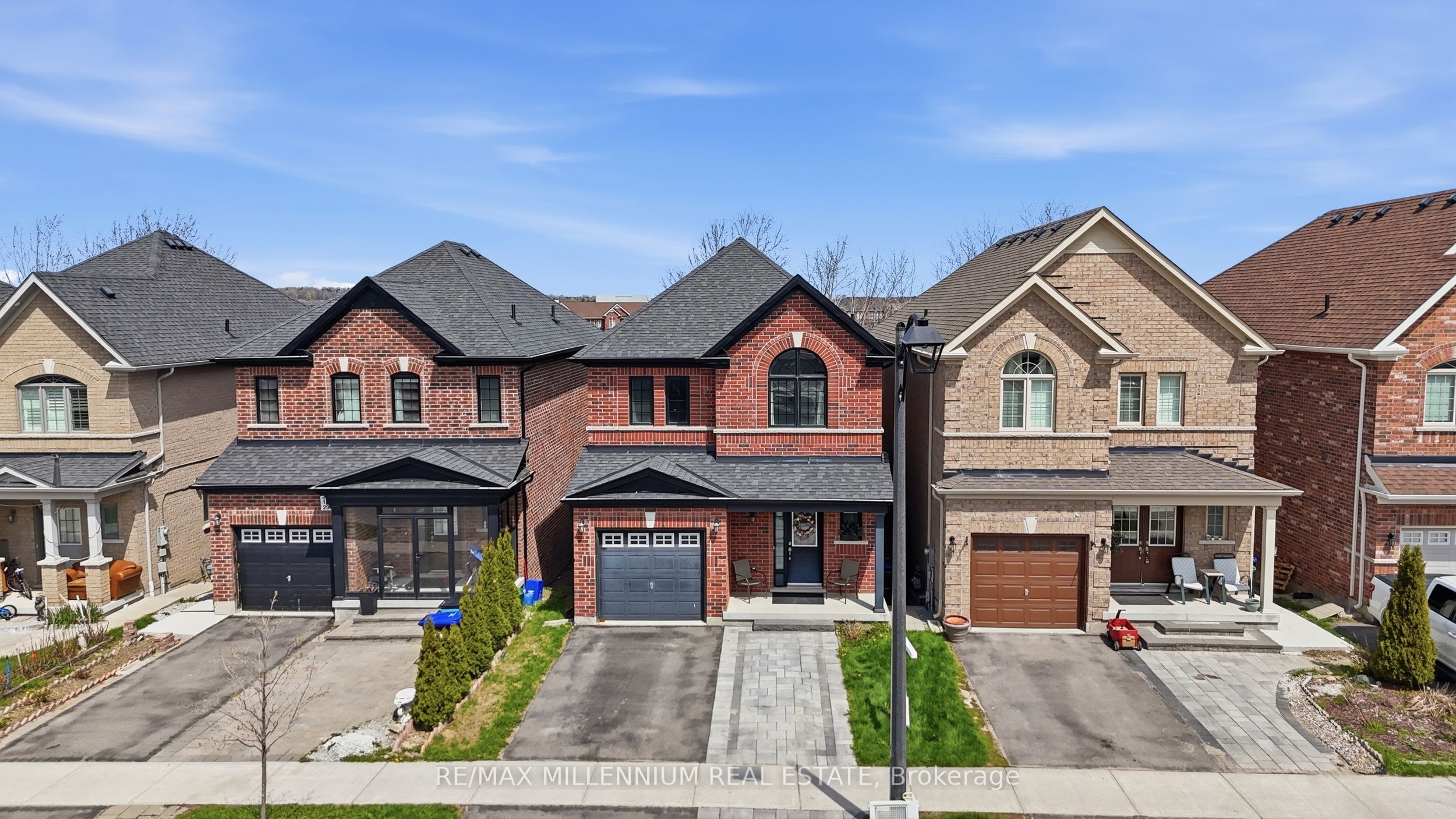 296 Miller Park Avenue, Bradford West Gwillimbury, ON L3Z 0Y1 photo 2