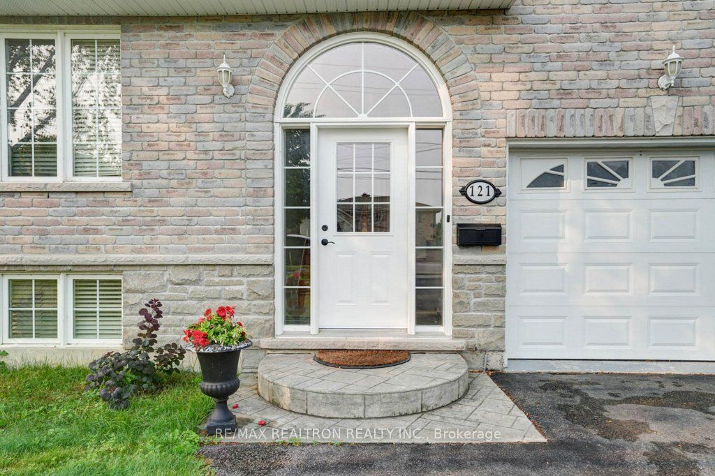 121 Riverglen Drive, Georgina, ON L4P 2R3 photo 2