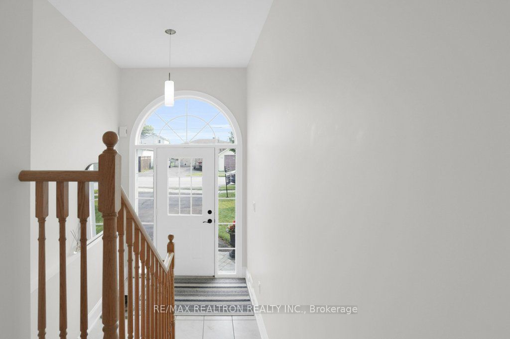 121 Riverglen Drive, Georgina, ON L4P 2R3 photo 3