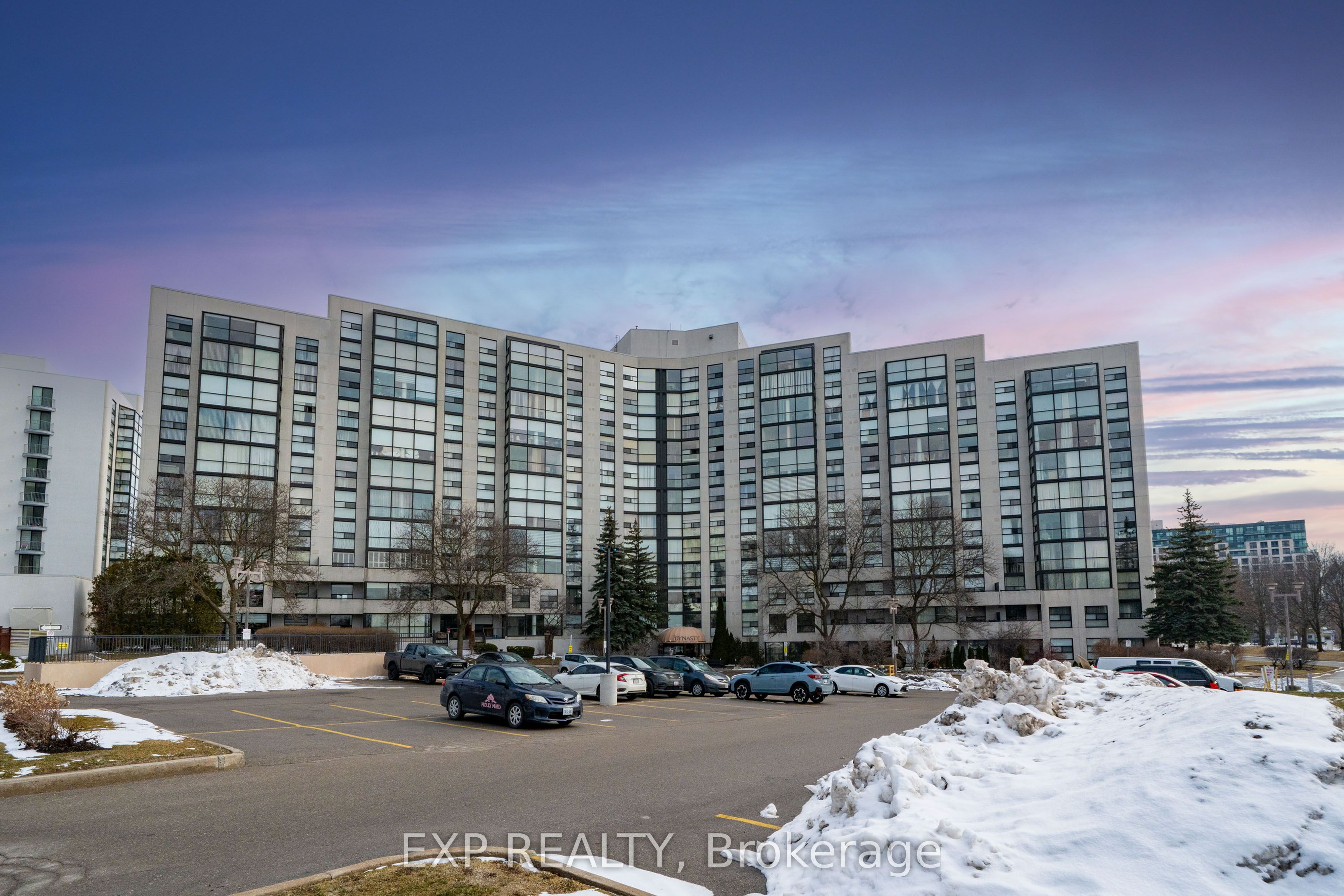 30 Harding Boulevard W 404, Richmond Hill, ON L4C 9M3 photo 3