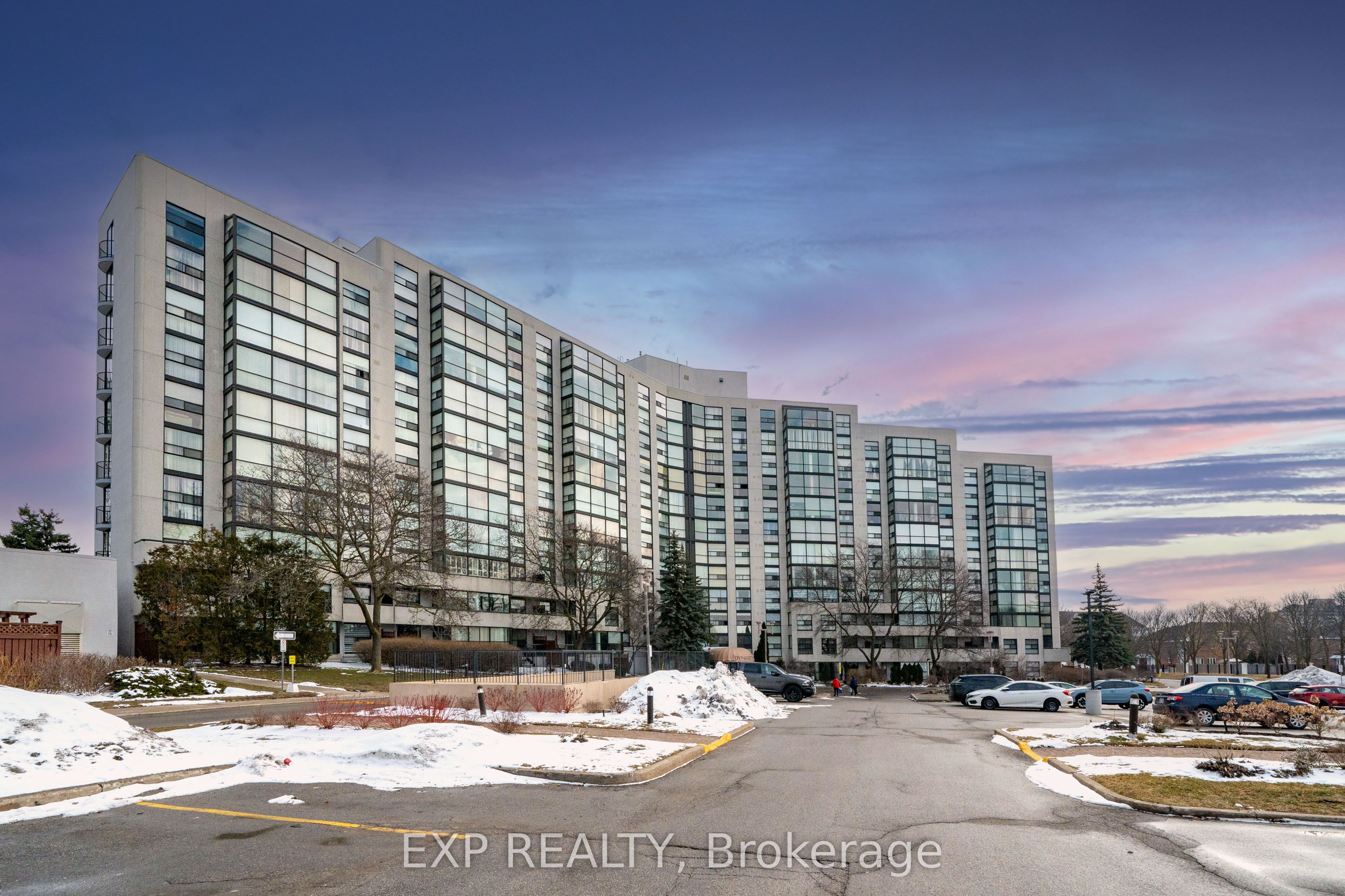 30 Harding Boulevard W 404, Richmond Hill, ON L4C 9M3 photo 4
