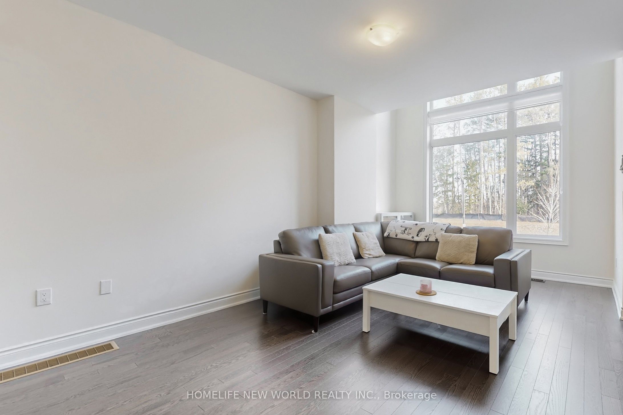 18 Bennington Road, Newmarket, ON L3X 0M8 photo 4