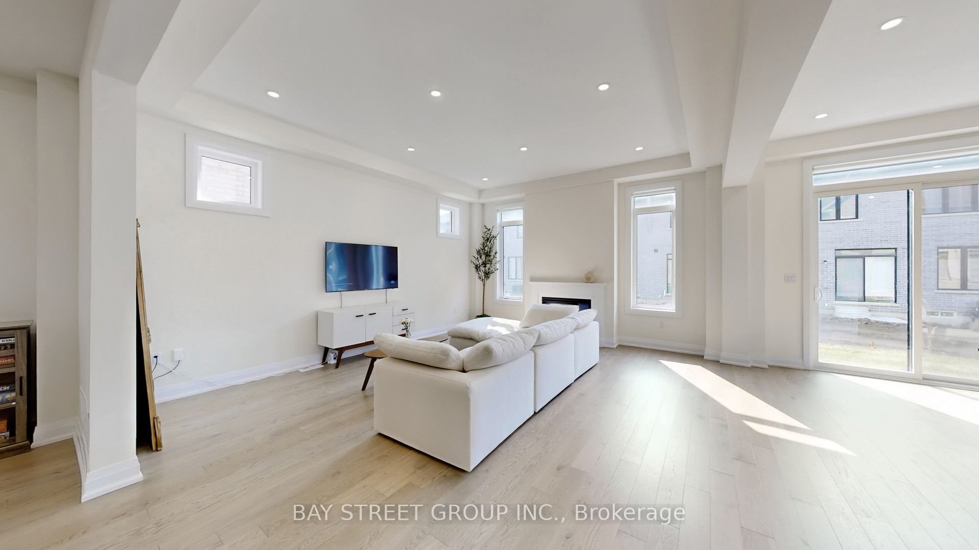 Upper Two Bedrooms - 97 Halldorson Avenue, Aurora, ON L4G 0C5 photo 5