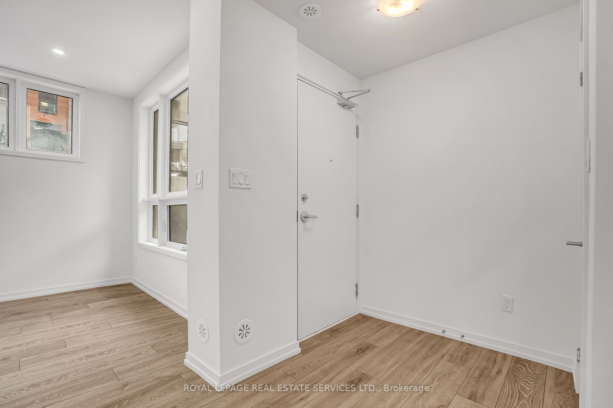 20 Lytham Green Circle 15, Newmarket, ON L3Y 0H4 photo 4