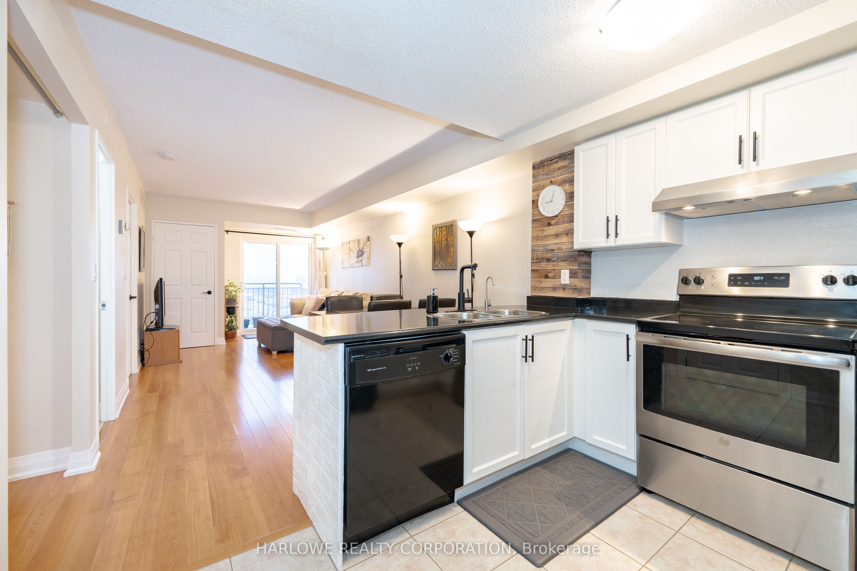 35 Hunt Avenue 401, Richmond Hill, ON L4C 4H1 photo 2