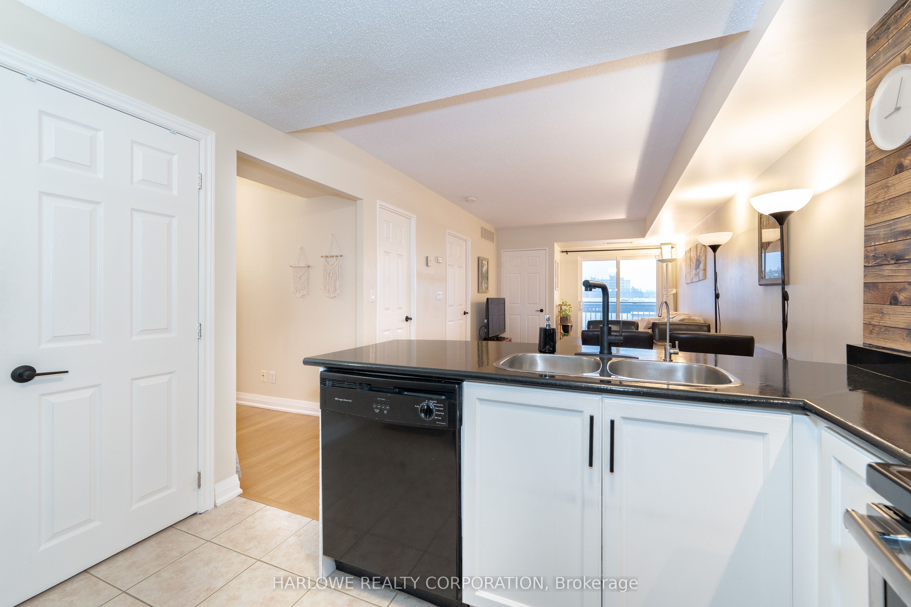 35 Hunt Avenue 401, Richmond Hill, ON L4C 4H1 photo 3