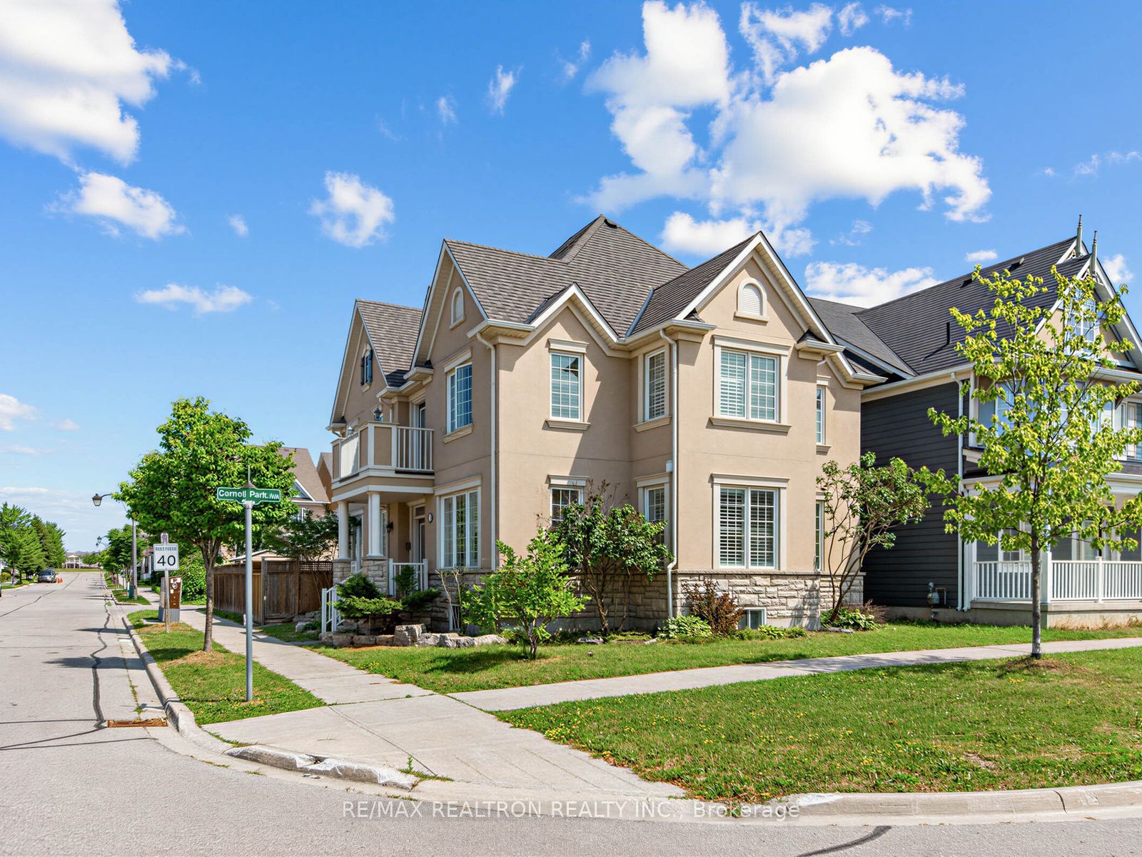 244 Cornell Park Avenue, Markham, ON L6B 0X2 photo 2