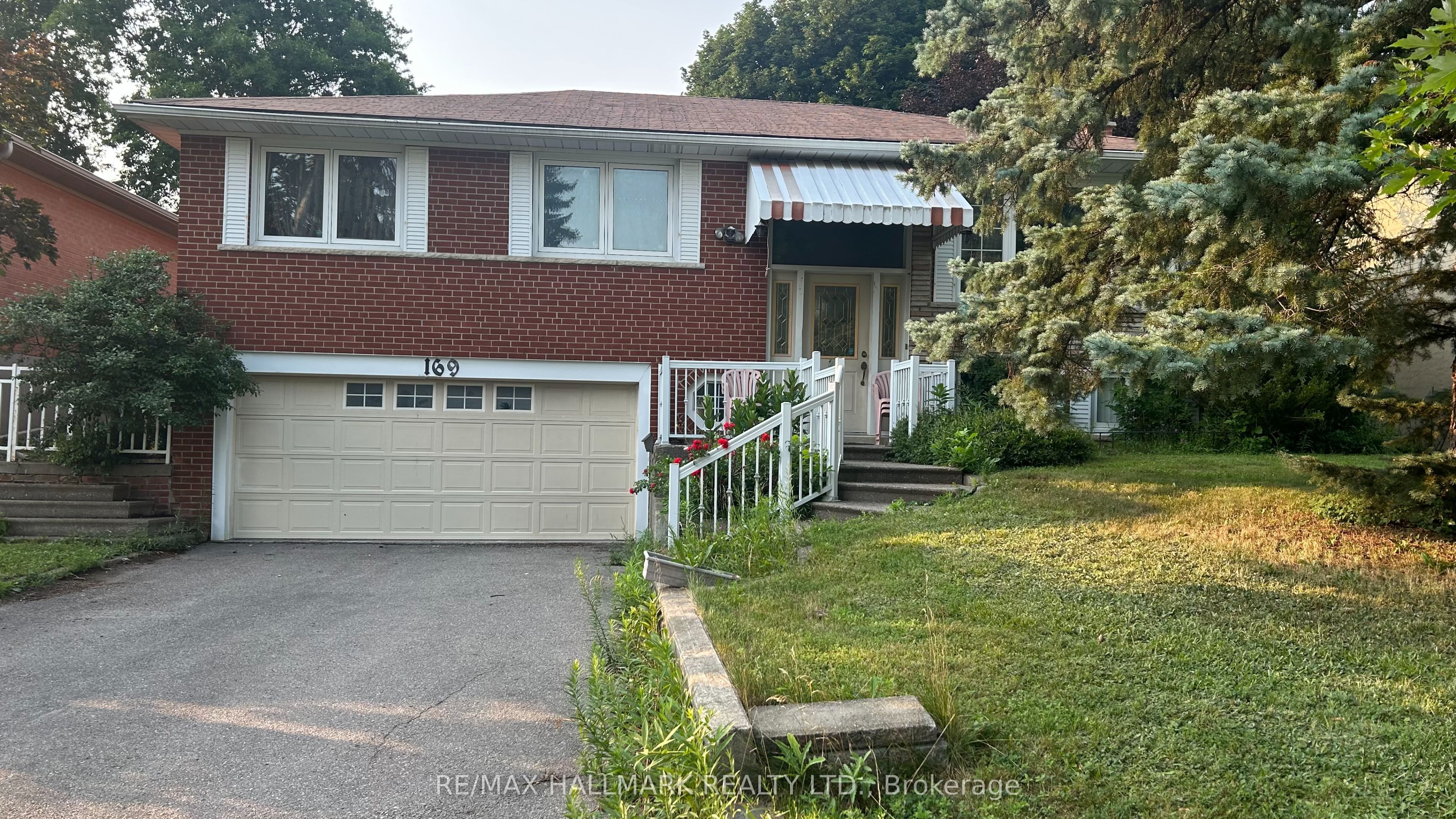 169 Trayborn Drive, Richmond Hill, ON L4C 4K9 photo 2