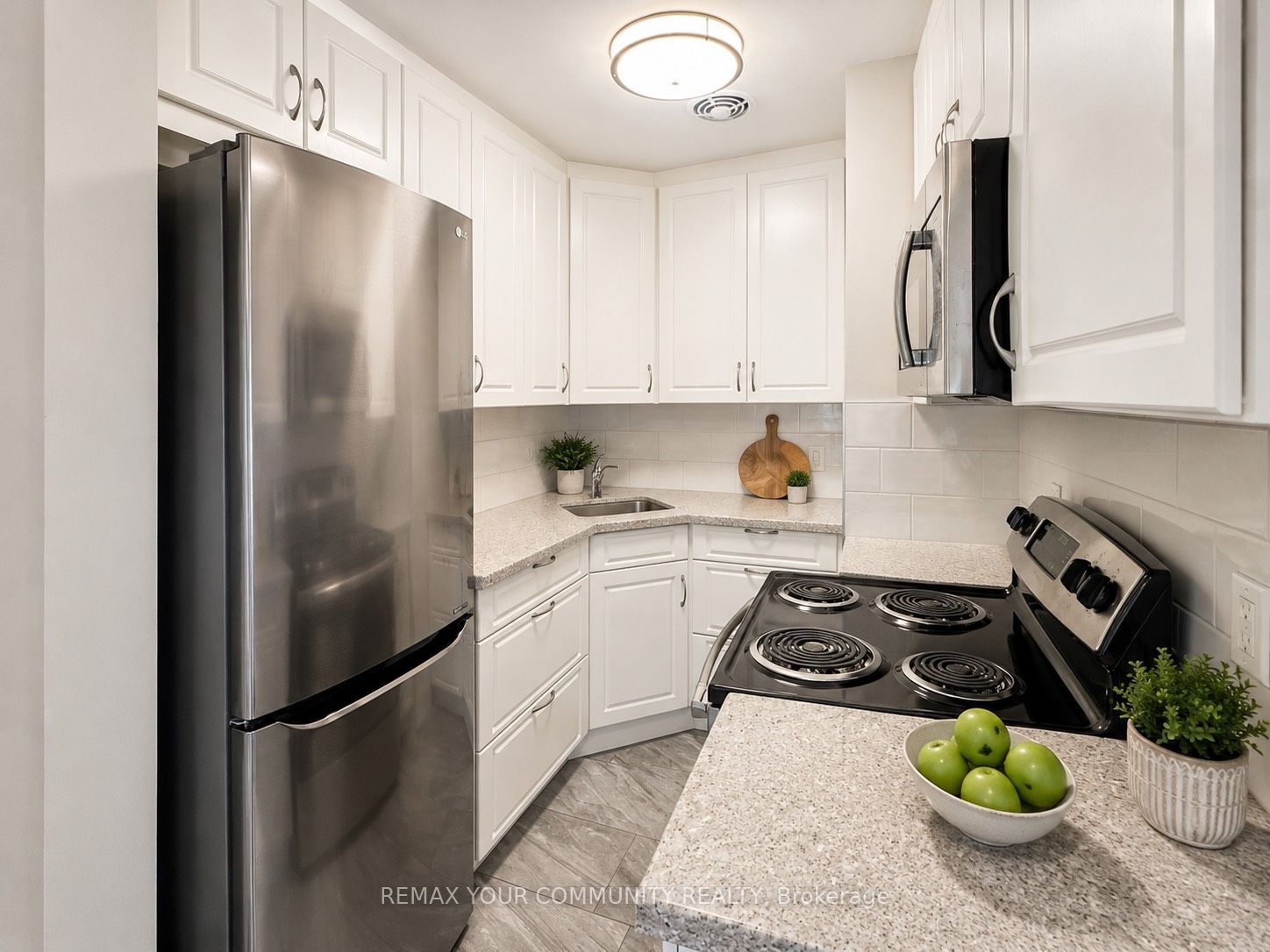 536 Lynett Crescent, Richmond Hill, ON L4C 2V9 photo 4