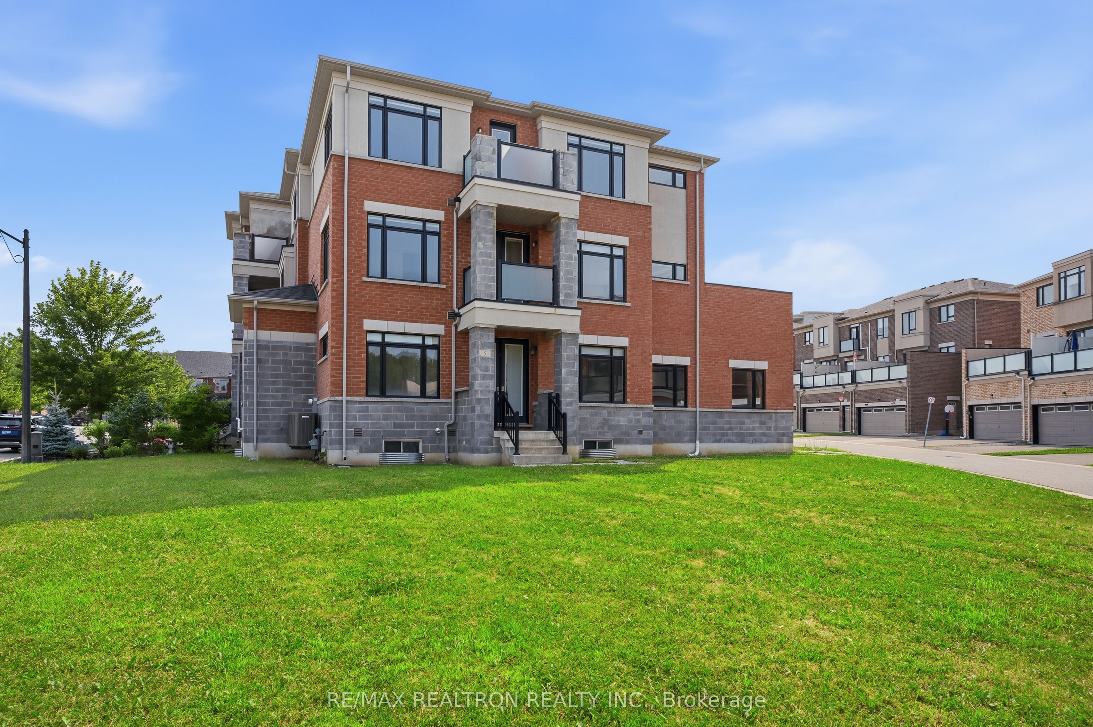 5 Sparks Street, Aurora, ON L4G 0Z9 photo 3