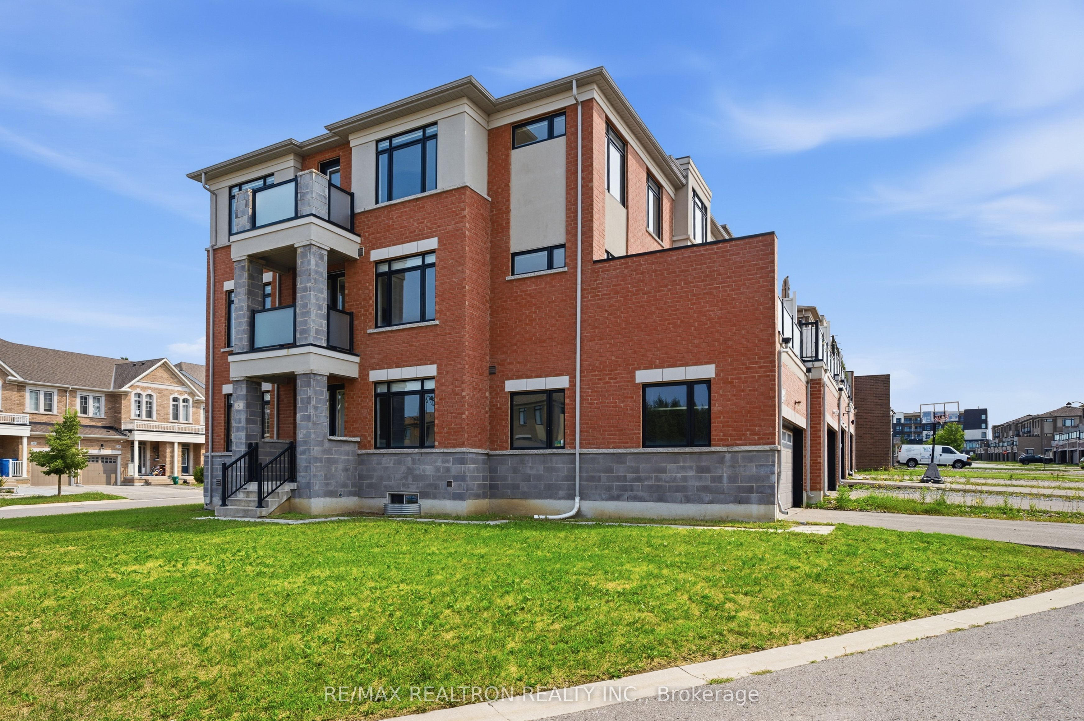 5 Sparks Street, Aurora, ON L4G 0Z9 photo 4